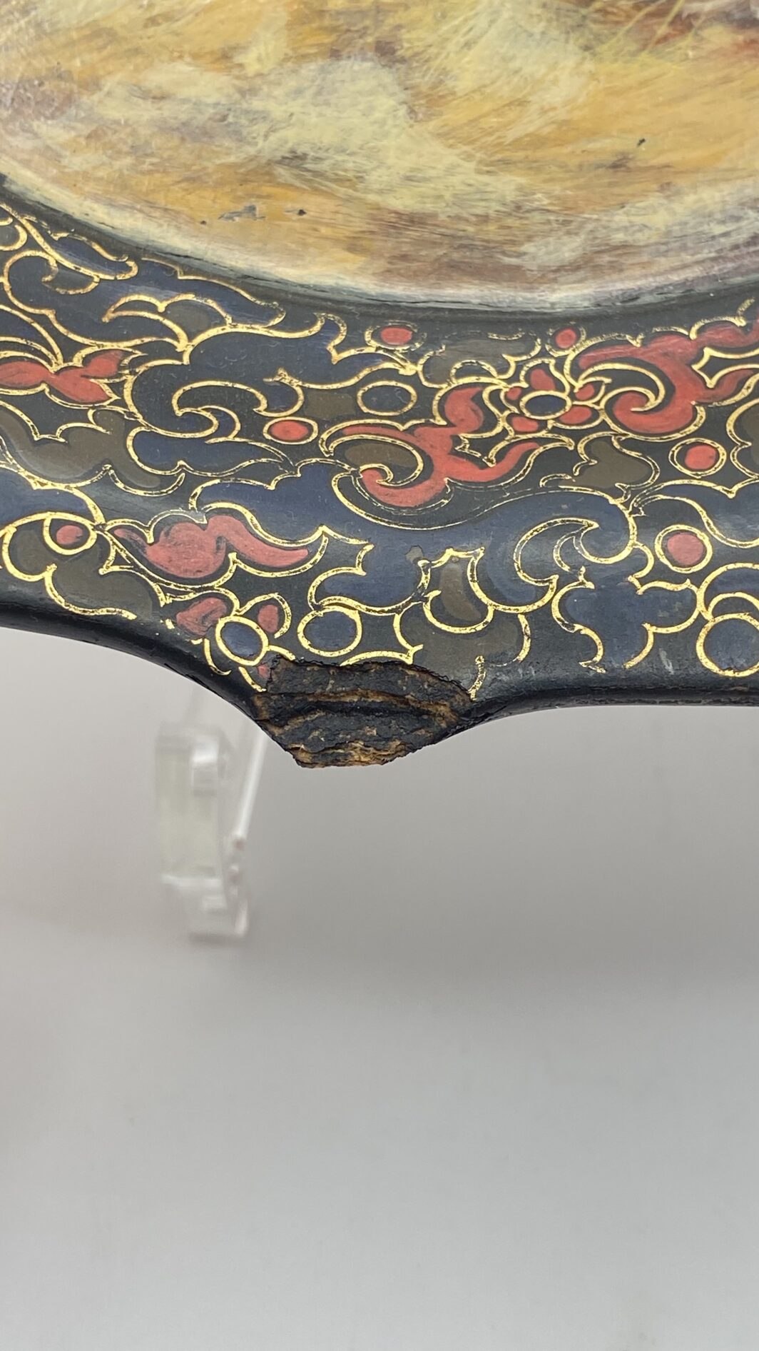 STRAORDINARIO PIATTO VITTORIANO IN PAPIER MÂCHÉ, CON DIPINTO DI CANE TERRIER. UN CAPOLAVORO DI ARTE DECORATIVA DEL XIX sec. - immagine 2