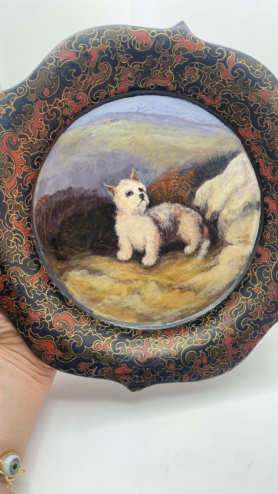 STRAORDINARIO PIATTO VITTORIANO IN PAPIER MÂCHÉ, CON DIPINTO DI CANE TERRIER. UN CAPOLAVORO DI ARTE DECORATIVA DEL XIX sec. - immagine 5