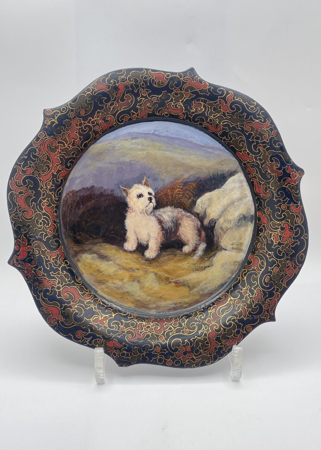 STRAORDINARIO PIATTO VITTORIANO IN PAPIER MÂCHÉ, CON DIPINTO DI CANE TERRIER. UN CAPOLAVORO DI ARTE DECORATIVA DEL XIX sec.