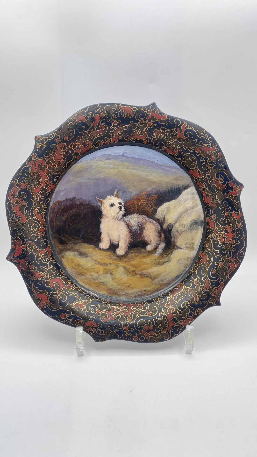 STRAORDINARIO PIATTO VITTORIANO IN PAPIER MÂCHÉ, CON DIPINTO DI CANE TERRIER. UN CAPOLAVORO DI ARTE DECORATIVA DEL XIX sec.