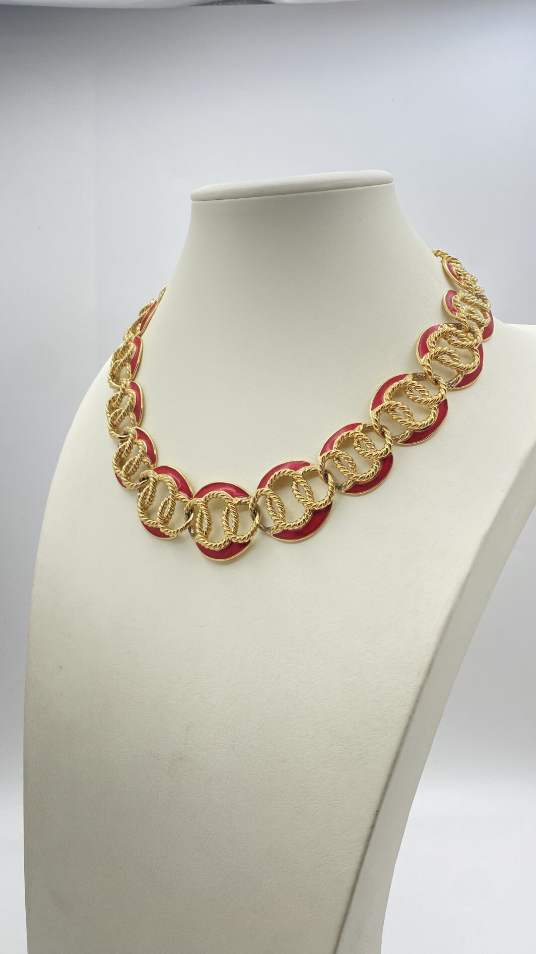 “TRIFARI”. COLLIER VINTAGE ANNI ‘80, IN METALLO GOLDTONE E SMALTO ROSSO. - immagine 3