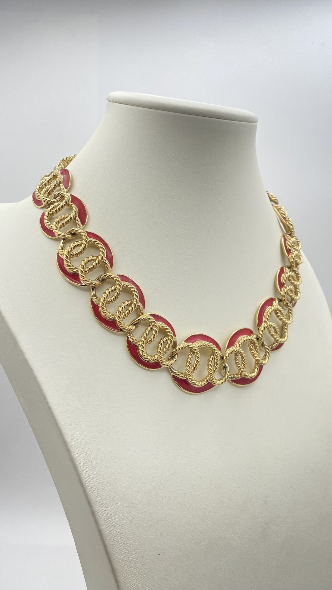 “TRIFARI”. COLLIER VINTAGE ANNI ‘80, IN METALLO GOLDTONE E SMALTO ROSSO. - immagine 4
