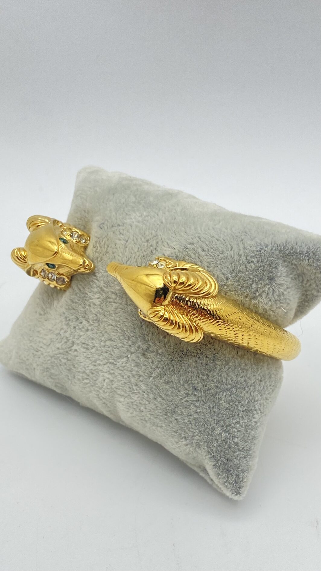 “KENNETH JAY LANE” PER “AVON”. MERAVIGLIOSO BRACCIALE IN METALLO GOLDTONE E CRISTALLI, CON TESTE DI ARIETE. USA VINTAGE ANNI ‘80