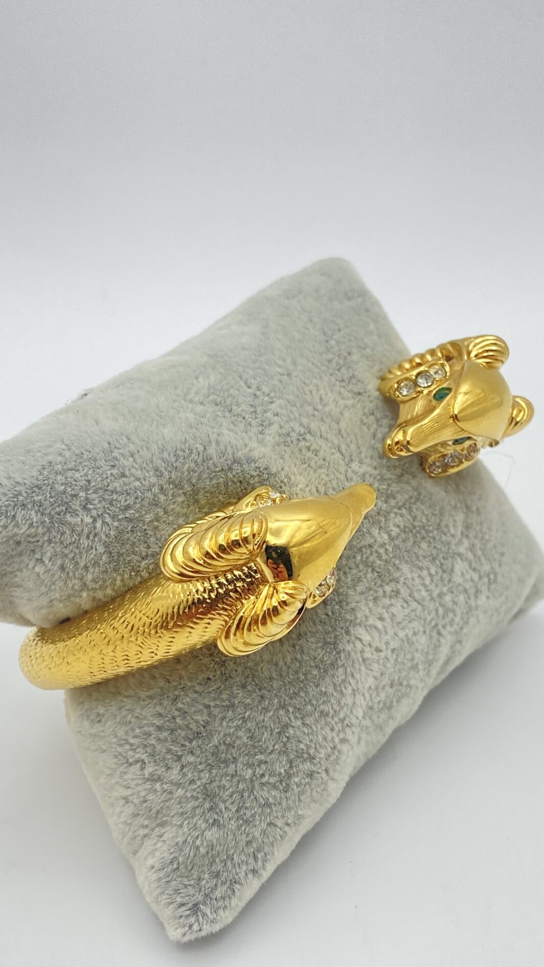 “KENNETH JAY LANE” PER “AVON”. MERAVIGLIOSO BRACCIALE IN METALLO GOLDTONE E CRISTALLI, CON TESTE DI ARIETE. USA VINTAGE ANNI ‘80 - immagine 4