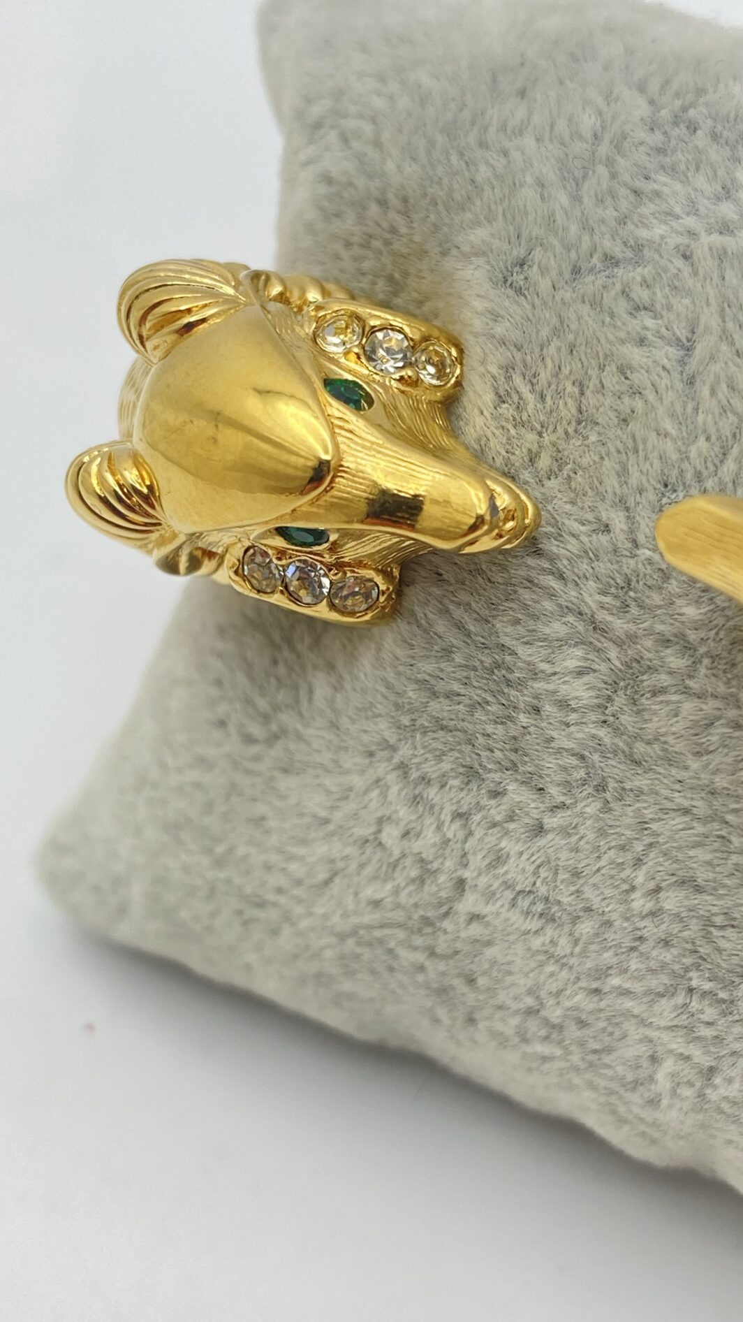 “KENNETH JAY LANE” PER “AVON”. MERAVIGLIOSO BRACCIALE IN METALLO GOLDTONE E CRISTALLI, CON TESTE DI ARIETE. USA VINTAGE ANNI ‘80 - immagine 5