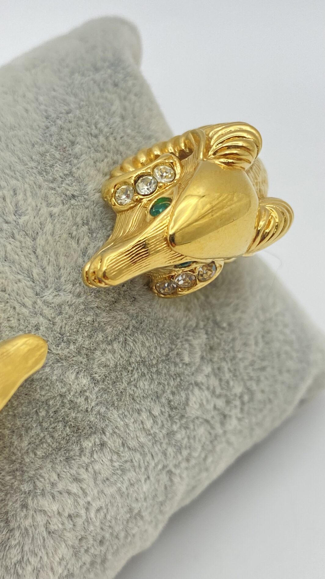“KENNETH JAY LANE” PER “AVON”. MERAVIGLIOSO BRACCIALE IN METALLO GOLDTONE E CRISTALLI, CON TESTE DI ARIETE. USA VINTAGE ANNI ‘80 - immagine 6