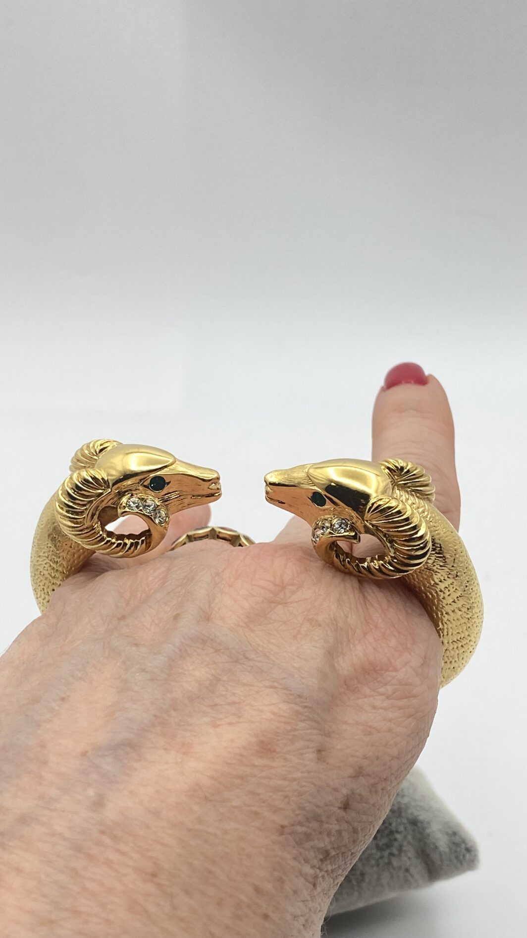 “KENNETH JAY LANE” PER “AVON”. MERAVIGLIOSO BRACCIALE IN METALLO GOLDTONE E CRISTALLI, CON TESTE DI ARIETE. USA VINTAGE ANNI ‘80 - immagine 8