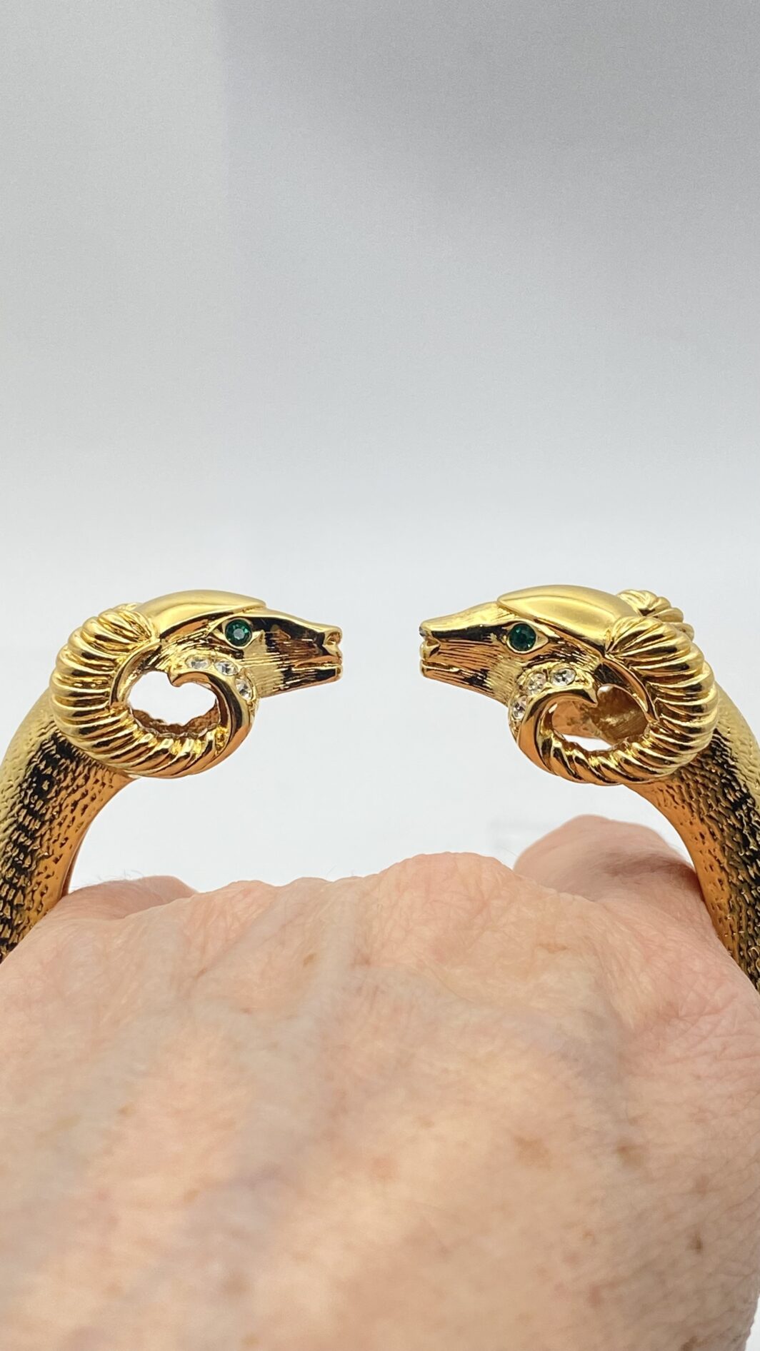 “KENNETH JAY LANE” PER “AVON”. MERAVIGLIOSO BRACCIALE IN METALLO GOLDTONE E CRISTALLI, CON TESTE DI ARIETE. USA VINTAGE ANNI ‘80 - immagine 9