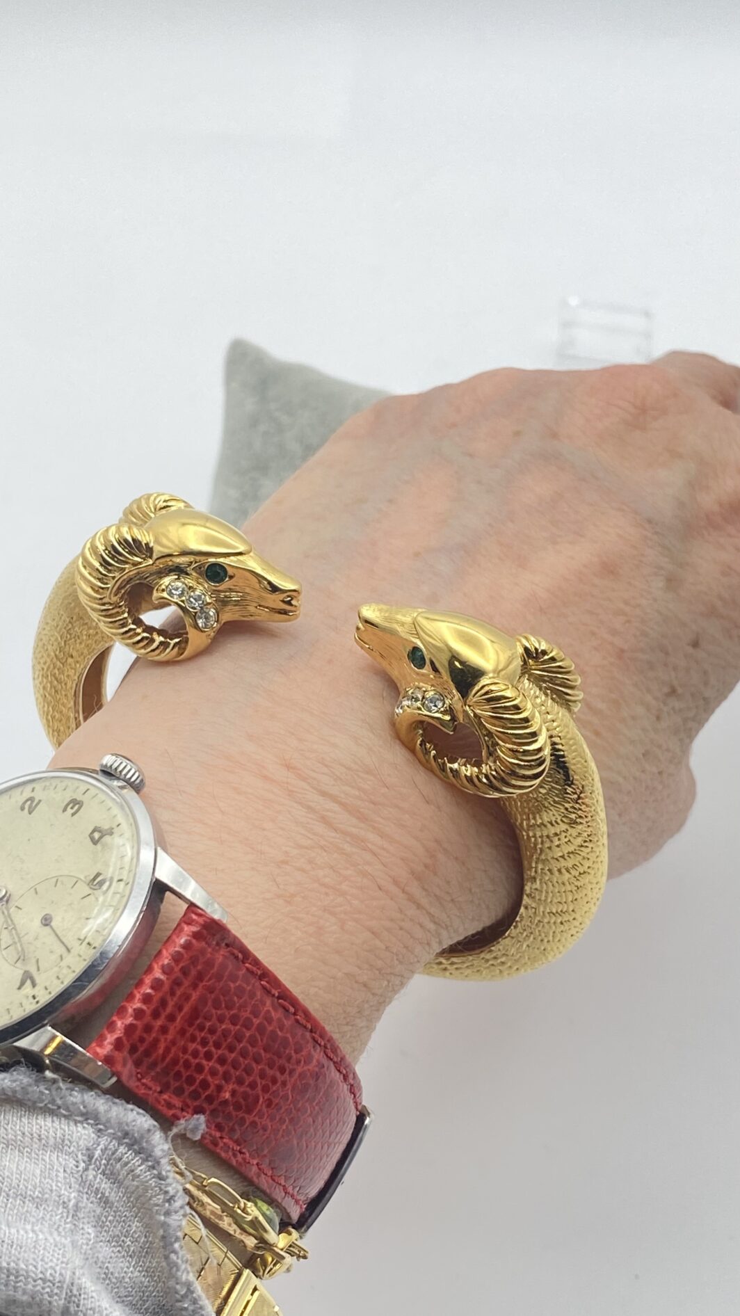 “KENNETH JAY LANE” PER “AVON”. MERAVIGLIOSO BRACCIALE IN METALLO GOLDTONE E CRISTALLI, CON TESTE DI ARIETE. USA VINTAGE ANNI ‘80 - immagine 10