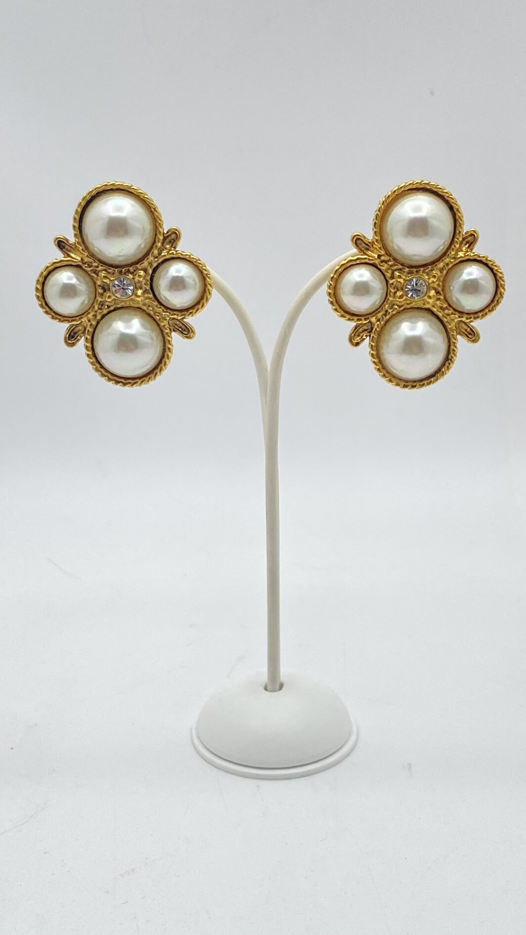 ORECCHINI VINTAGE LANCETTI A CROCE CON PERLE MABÈ. BIGIOTTERIA ITALIANA ANNI ‘80.