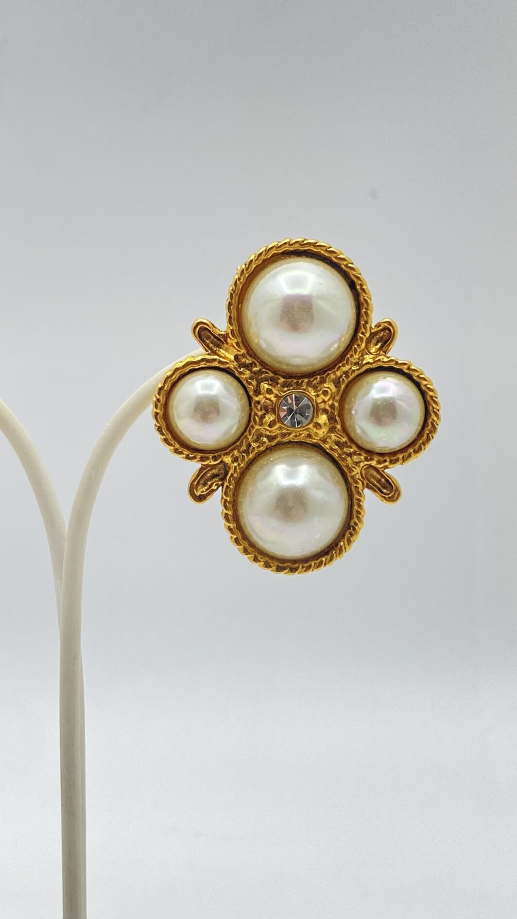 ORECCHINI VINTAGE LANCETTI A CROCE CON PERLE MABÈ. BIGIOTTERIA ITALIANA ANNI ‘80. - immagine 5