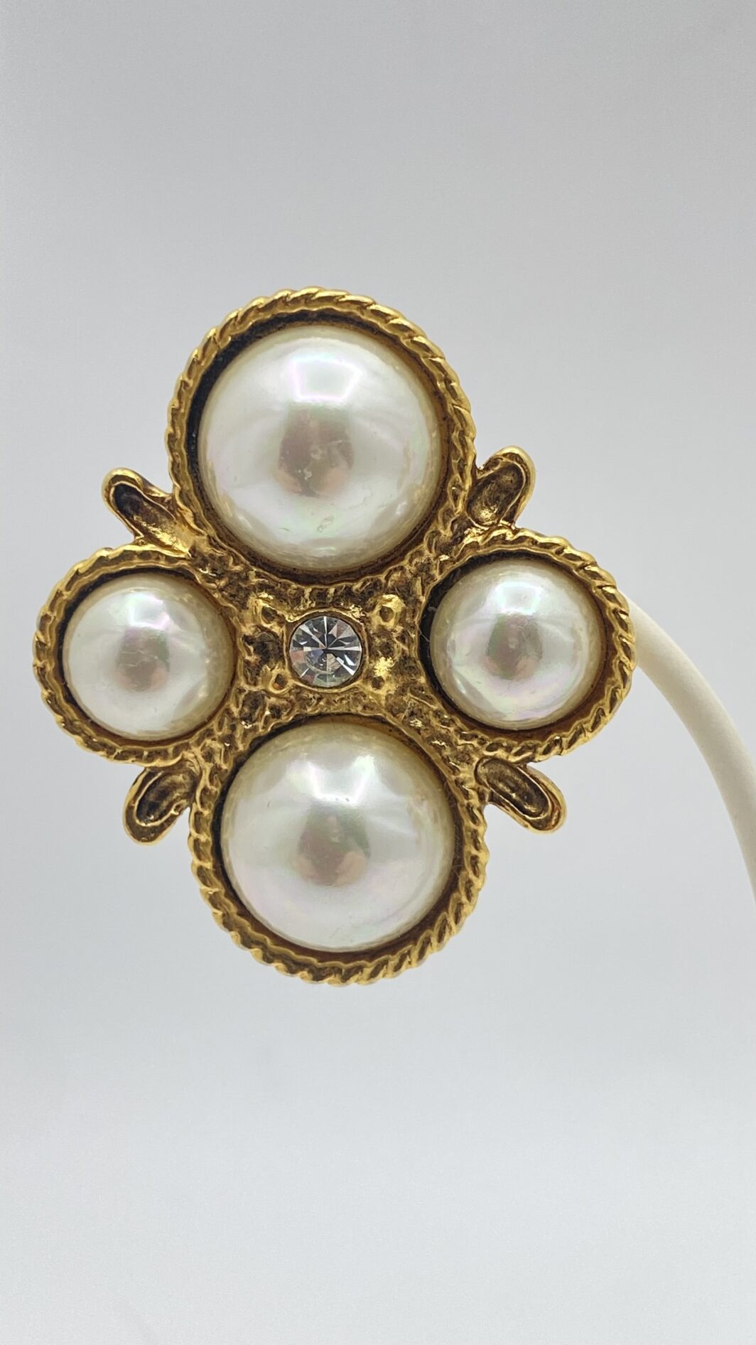 ORECCHINI VINTAGE LANCETTI A CROCE CON PERLE MABÈ. BIGIOTTERIA ITALIANA ANNI ‘80. - immagine 3