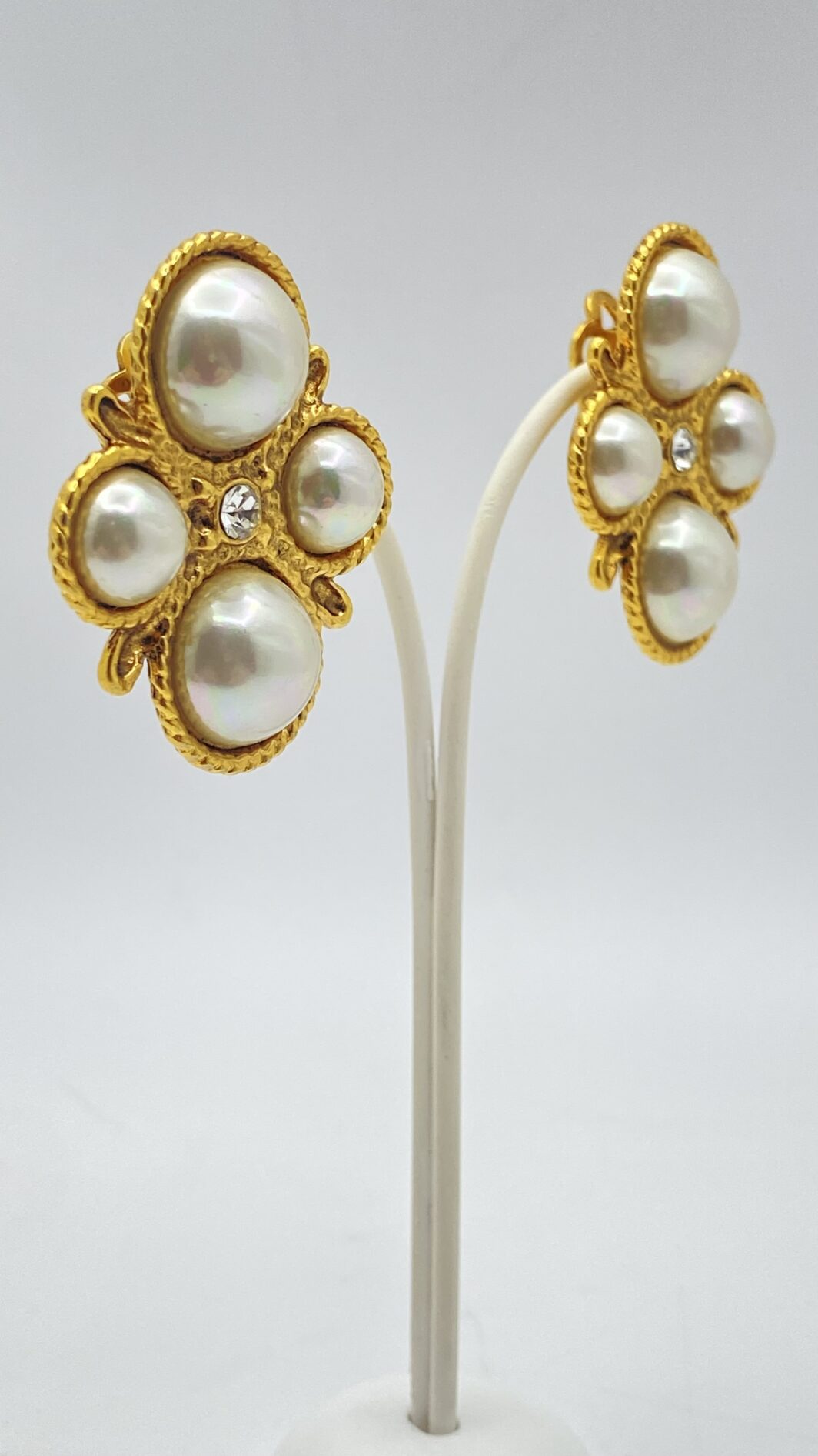ORECCHINI VINTAGE LANCETTI A CROCE CON PERLE MABÈ. BIGIOTTERIA ITALIANA ANNI ‘80. - immagine 4