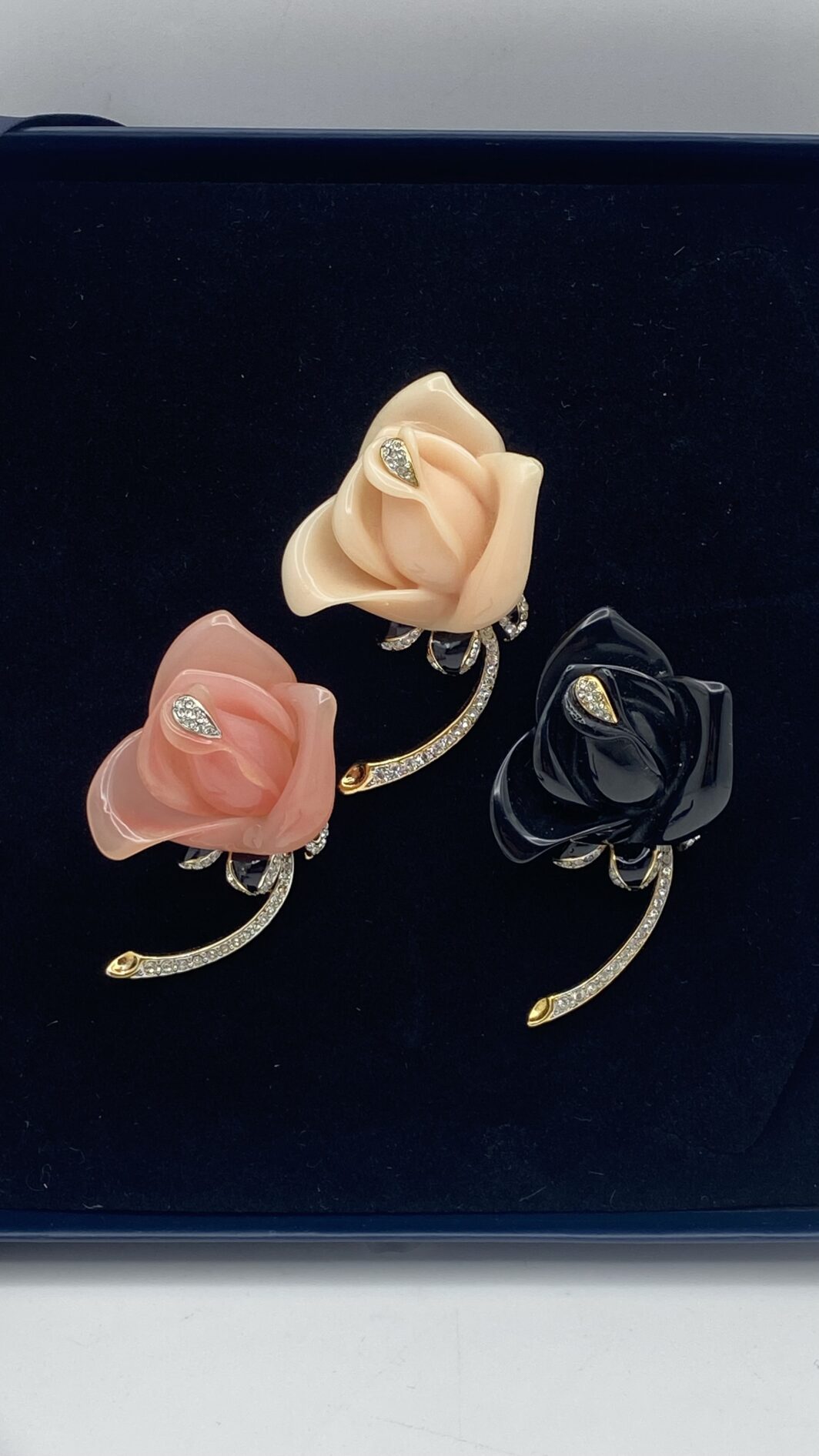 TRITTICO DI ROSE VINTAGE KENNETH JAY LANE: ELEGANZA SENZA TEMPO