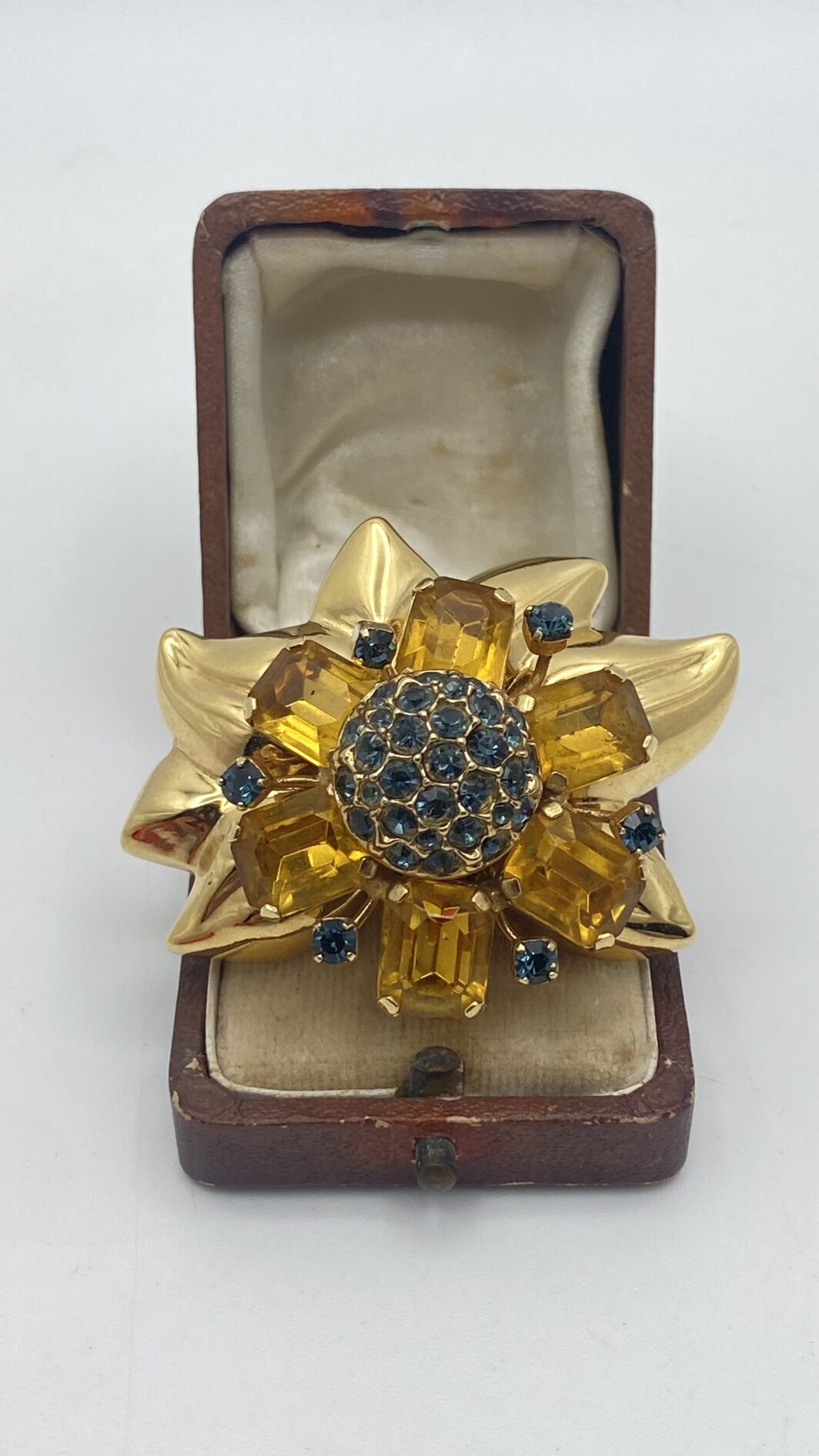 STRAORDINARIA SPILLA FLOREALE FIRMATA “ULTIMA EDIZIONE”, IN METALLO GOLDTONE E ZIRCONI, ISPIRATA ALLA CELEBRE SPILLA DI VAN CLEEF & ARPELS. - immagine 2