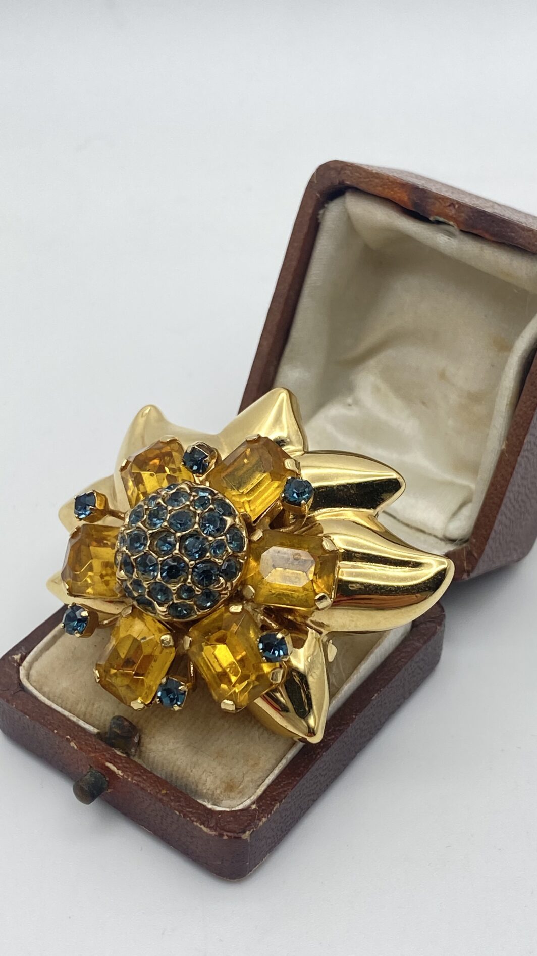 STRAORDINARIA SPILLA FLOREALE FIRMATA “ULTIMA EDIZIONE”, IN METALLO GOLDTONE E ZIRCONI, ISPIRATA ALLA CELEBRE SPILLA DI VAN CLEEF & ARPELS. - immagine 3