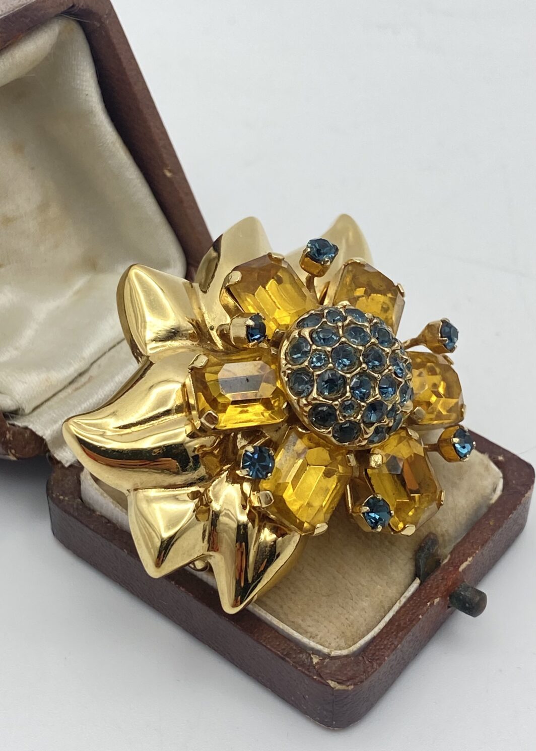 STRAORDINARIA SPILLA FLOREALE FIRMATA “ULTIMA EDIZIONE”, IN METALLO GOLDTONE E ZIRCONI, ISPIRATA ALLA CELEBRE SPILLA DI VAN CLEEF & ARPELS.