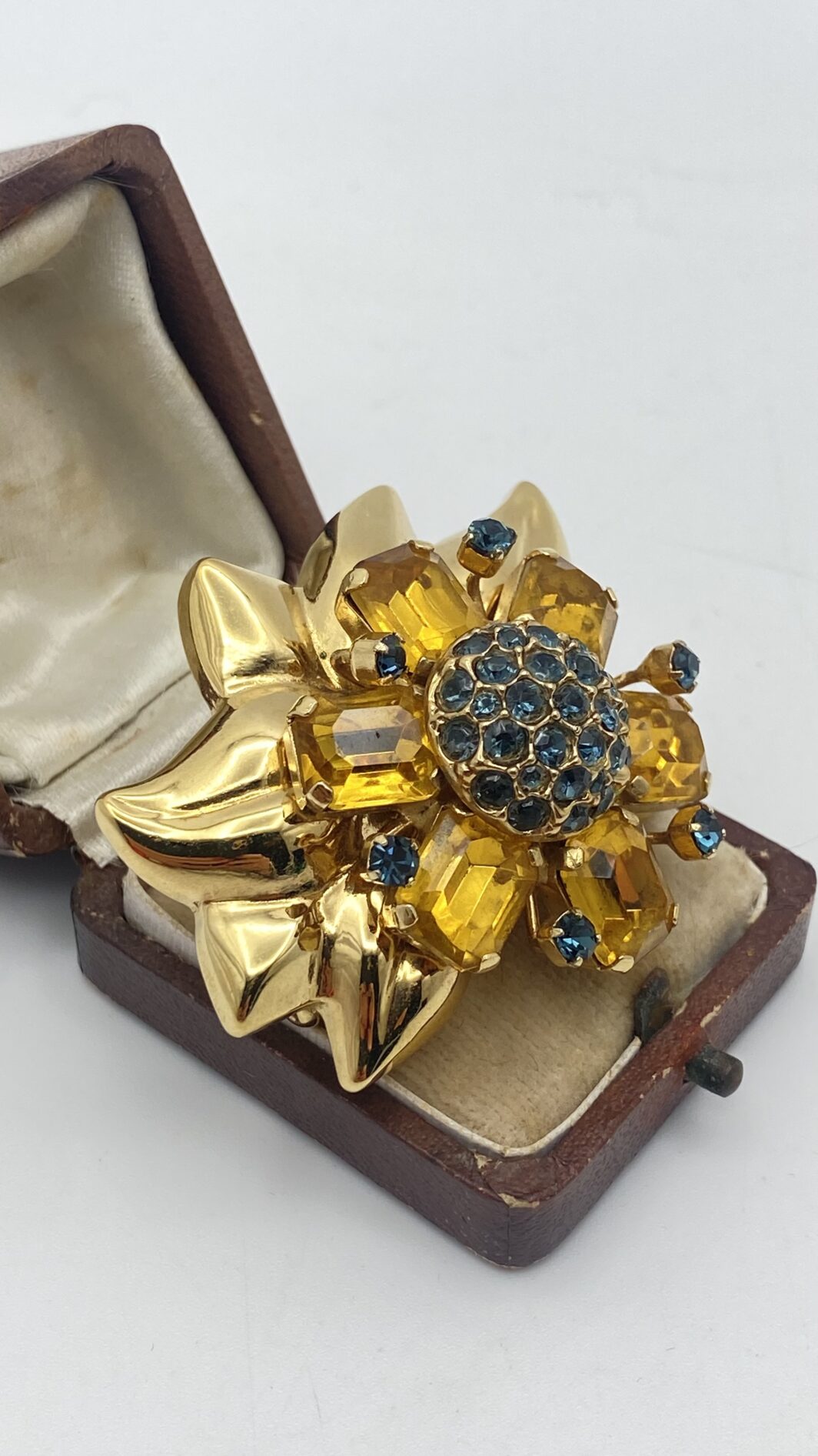 STRAORDINARIA SPILLA FLOREALE FIRMATA “ULTIMA EDIZIONE”, IN METALLO GOLDTONE E ZIRCONI, ISPIRATA ALLA CELEBRE SPILLA DI VAN CLEEF & ARPELS.
