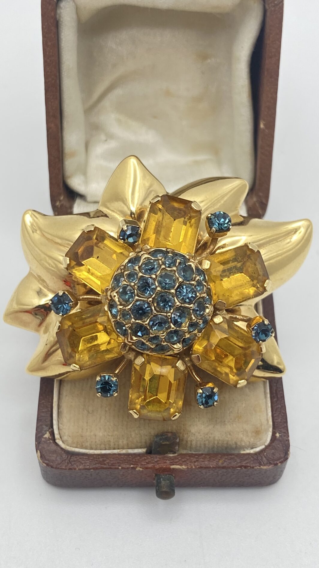 STRAORDINARIA SPILLA FLOREALE FIRMATA “ULTIMA EDIZIONE”, IN METALLO GOLDTONE E ZIRCONI, ISPIRATA ALLA CELEBRE SPILLA DI VAN CLEEF & ARPELS. - immagine 5