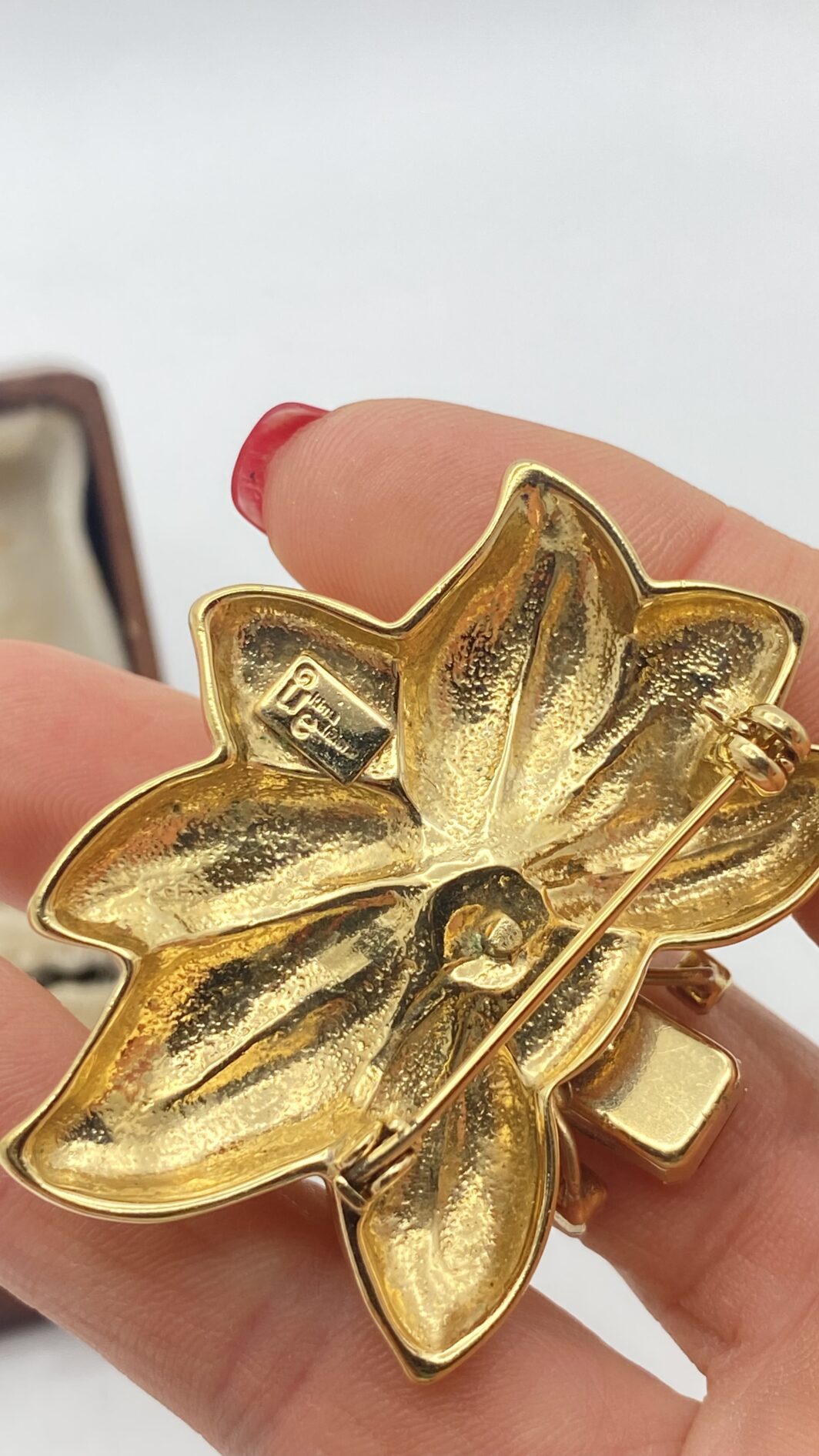 STRAORDINARIA SPILLA FLOREALE FIRMATA “ULTIMA EDIZIONE”, IN METALLO GOLDTONE E ZIRCONI, ISPIRATA ALLA CELEBRE SPILLA DI VAN CLEEF & ARPELS. - immagine 6