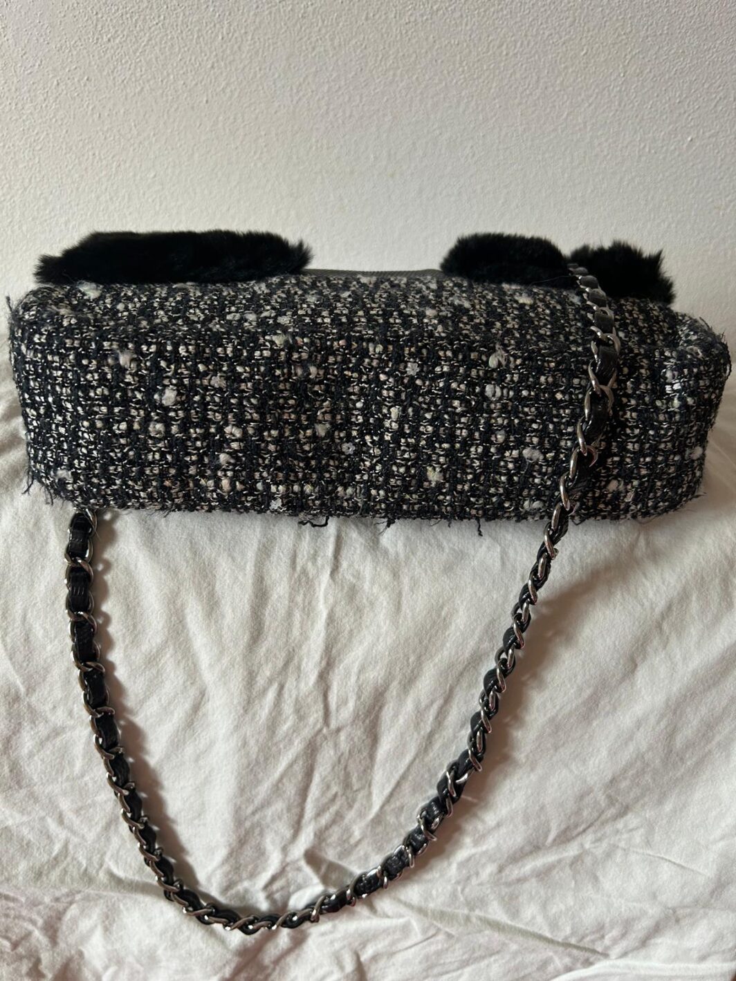 CHANEL CLASSIC FLAP VINTAGE - EDIZIONE LIMITATA 2005 - BORSA IN PELLICCIA DI LAPIN NERO, PATTA IN PELLE DI LUCERTOLA, LOGO IN METALLO E CORPO IN TWEED GRIGIO, BIANCO, NERO E LAMÈ METALLIZZATO - immagine 12