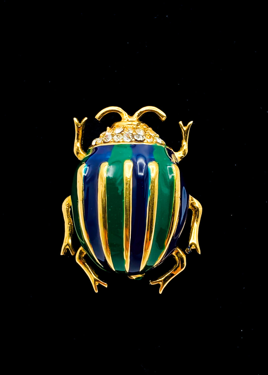 SCARABEO PORTE-BONHEUR:  “BIJOUX CASCIO” ELEGANTE SPILLA VINTAGE IN METALLO GOLDTONE E SMALTI BLU E VERDI. BIGIOTTERIA FIORENTINA ANNI ‘70.