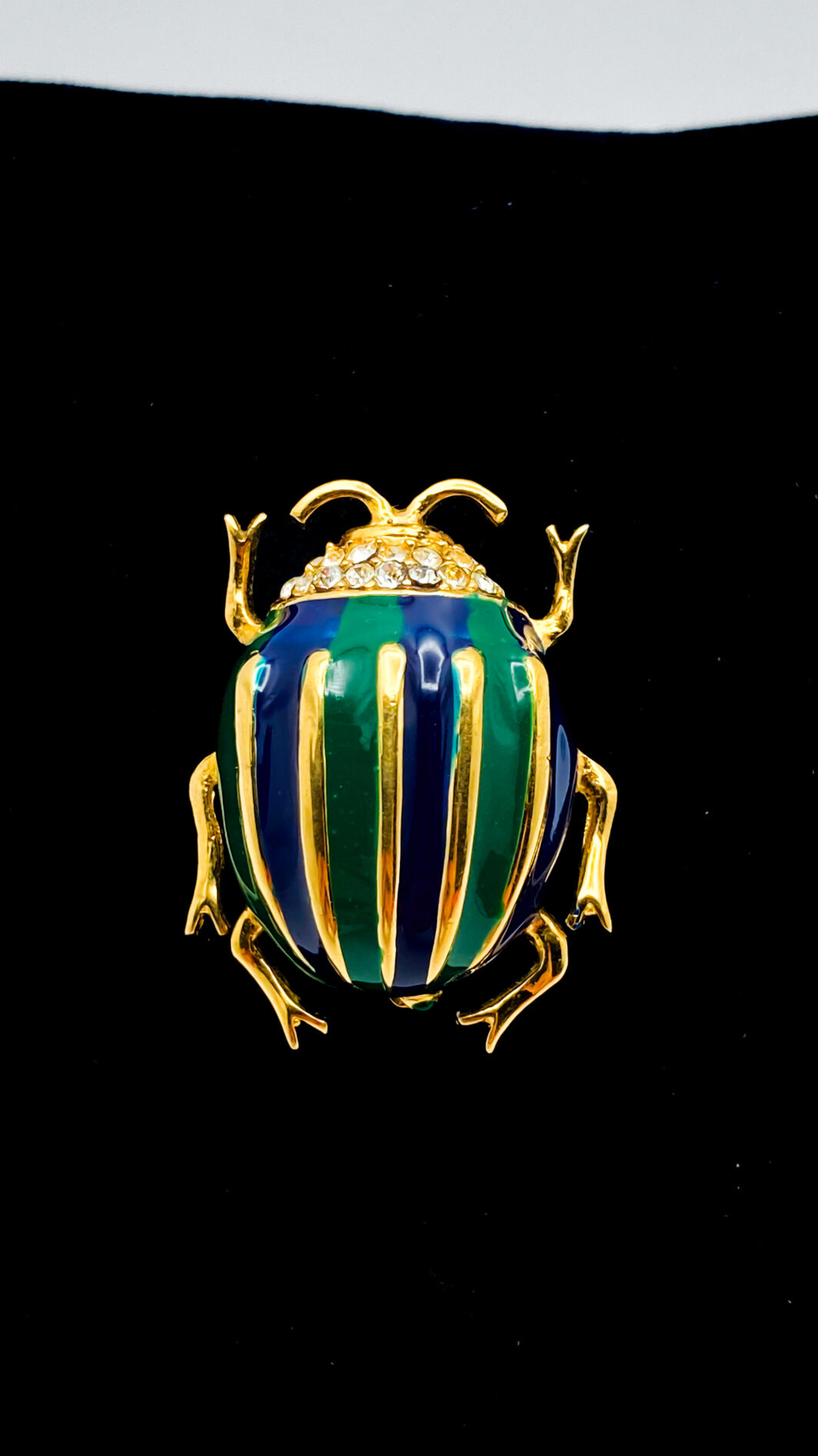 SCARABEO PORTE-BONHEUR:  “BIJOUX CASCIO” ELEGANTE SPILLA VINTAGE IN METALLO GOLDTONE E SMALTI BLU E VERDI. BIGIOTTERIA FIORENTINA ANNI ‘70.