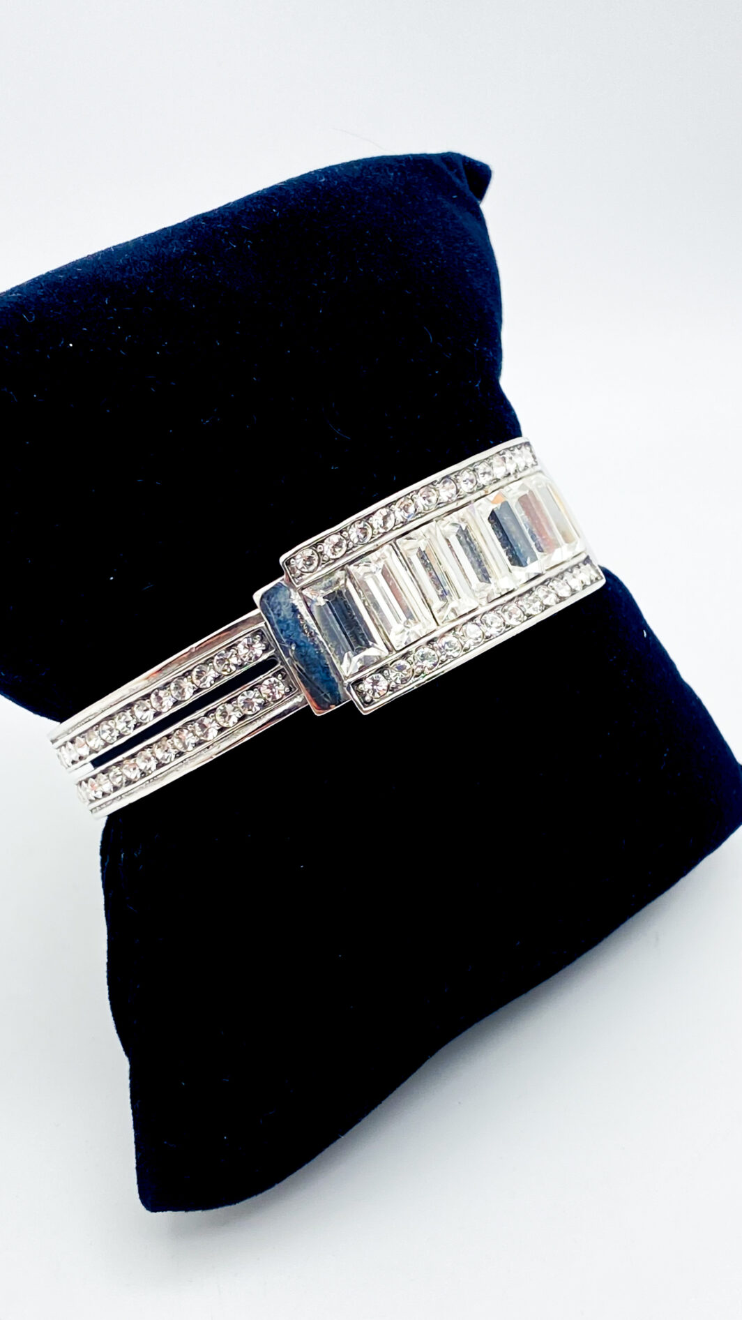 “GIVENCHY”. GEOMETRIE DI LUCE, ELEGANZA SENZA TEMPO. STRAORDINARIO BRACCIALE VINTAGE DI MAGNIFICA FATTURA, IN METALLO ARGENTATO E CRISTALLI DIAMOND-LIKE. ALTA BIGIOTTERIA FRANCESE, ANNI ‘70. - immagine 3