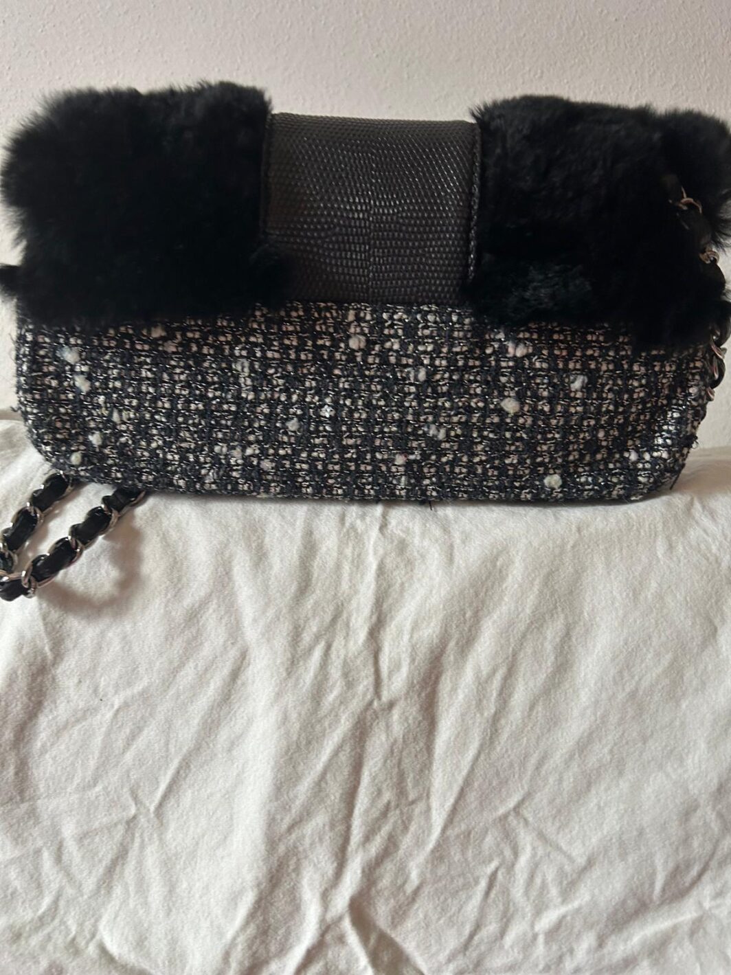 CHANEL CLASSIC FLAP VINTAGE - EDIZIONE LIMITATA 2005 - BORSA IN PELLICCIA DI LAPIN NERO, PATTA IN PELLE DI LUCERTOLA, LOGO IN METALLO E CORPO IN TWEED GRIGIO, BIANCO, NERO E LAMÈ METALLIZZATO - immagine 15
