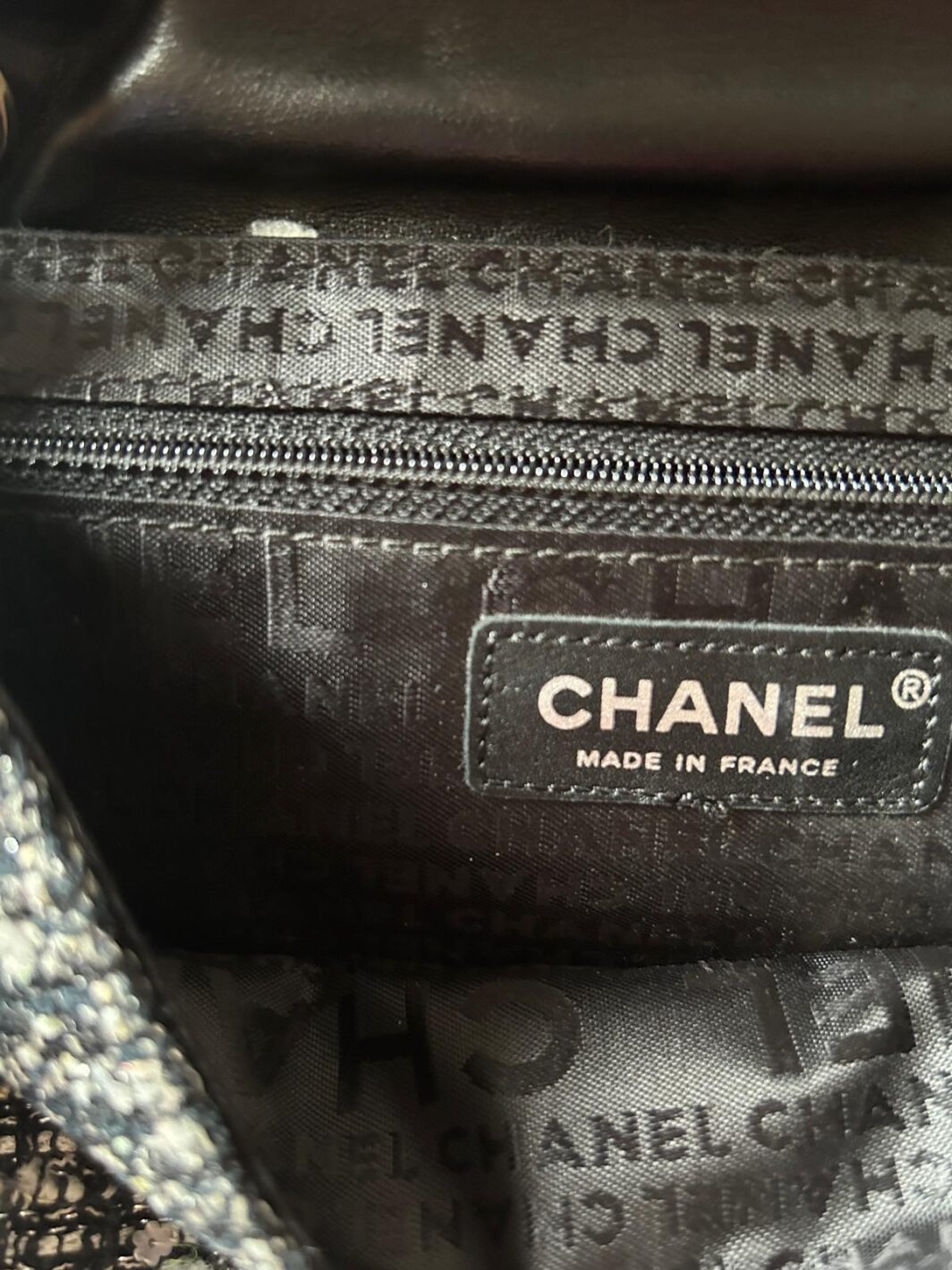CHANEL CLASSIC FLAP VINTAGE - EDIZIONE LIMITATA 2005 - BORSA IN PELLICCIA DI LAPIN NERO, PATTA IN PELLE DI LUCERTOLA, LOGO IN METALLO E CORPO IN TWEED GRIGIO, BIANCO, NERO E LAMÈ METALLIZZATO - immagine 16