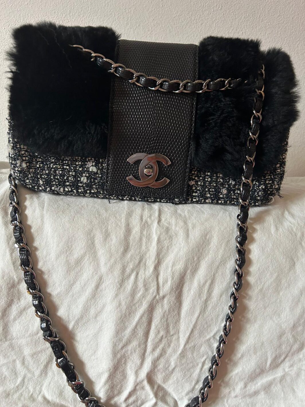 CHANEL CLASSIC FLAP VINTAGE - EDIZIONE LIMITATA 2005 - BORSA IN PELLICCIA DI LAPIN NERO, PATTA IN PELLE DI LUCERTOLA, LOGO IN METALLO E CORPO IN TWEED GRIGIO, BIANCO, NERO E LAMÈ METALLIZZATO - immagine 17