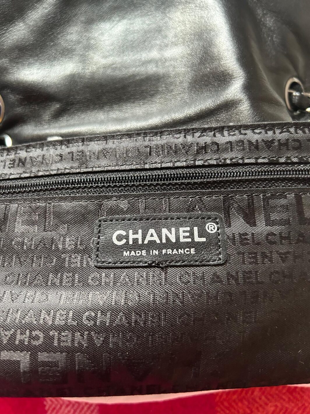 CHANEL CLASSIC FLAP VINTAGE - EDIZIONE LIMITATA 2005 - BORSA IN PELLICCIA DI LAPIN NERO, PATTA IN PELLE DI LUCERTOLA, LOGO IN METALLO E CORPO IN TWEED GRIGIO, BIANCO, NERO E LAMÈ METALLIZZATO - immagine 11