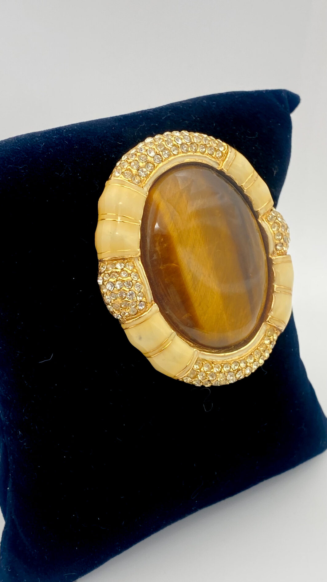 STRAORDINARIA SPILLA VINTAGE IN METALLO GOLDTONE, SMALTI, CRISTALLI DIAMONDLIKE E VERO CABOCHON DI PIETRA OCCHIO DI TIGRE. CREAZIONE DELLA CELEBRE MAISON DI BIGIOTTERIA AMERICANA “CINER”, EPOCA ANNI ‘30/‘40 - immagine 3