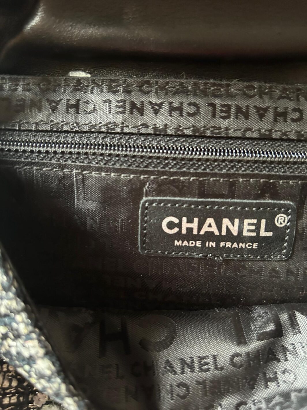 CHANEL CLASSIC FLAP VINTAGE - EDIZIONE LIMITATA 2005 - BORSA IN PELLICCIA DI LAPIN NERO, PATTA IN PELLE DI LUCERTOLA, LOGO IN METALLO E CORPO IN TWEED GRIGIO, BIANCO, NERO E LAMÈ METALLIZZATO - immagine 13