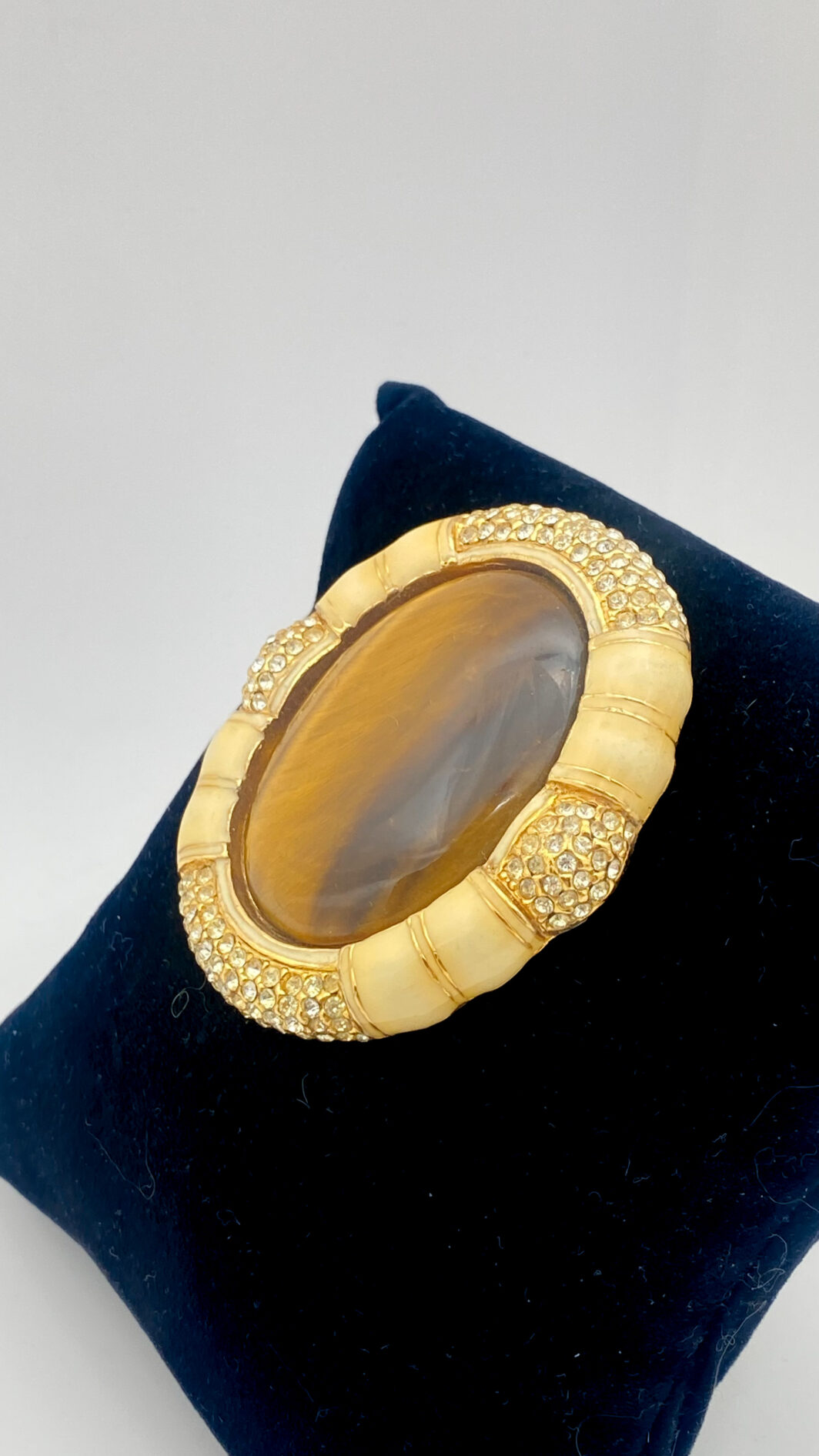 STRAORDINARIA SPILLA VINTAGE IN METALLO GOLDTONE, SMALTI, CRISTALLI DIAMONDLIKE E VERO CABOCHON DI PIETRA OCCHIO DI TIGRE. CREAZIONE DELLA CELEBRE MAISON DI BIGIOTTERIA AMERICANA “CINER”, EPOCA ANNI ‘30/‘40 - immagine 4