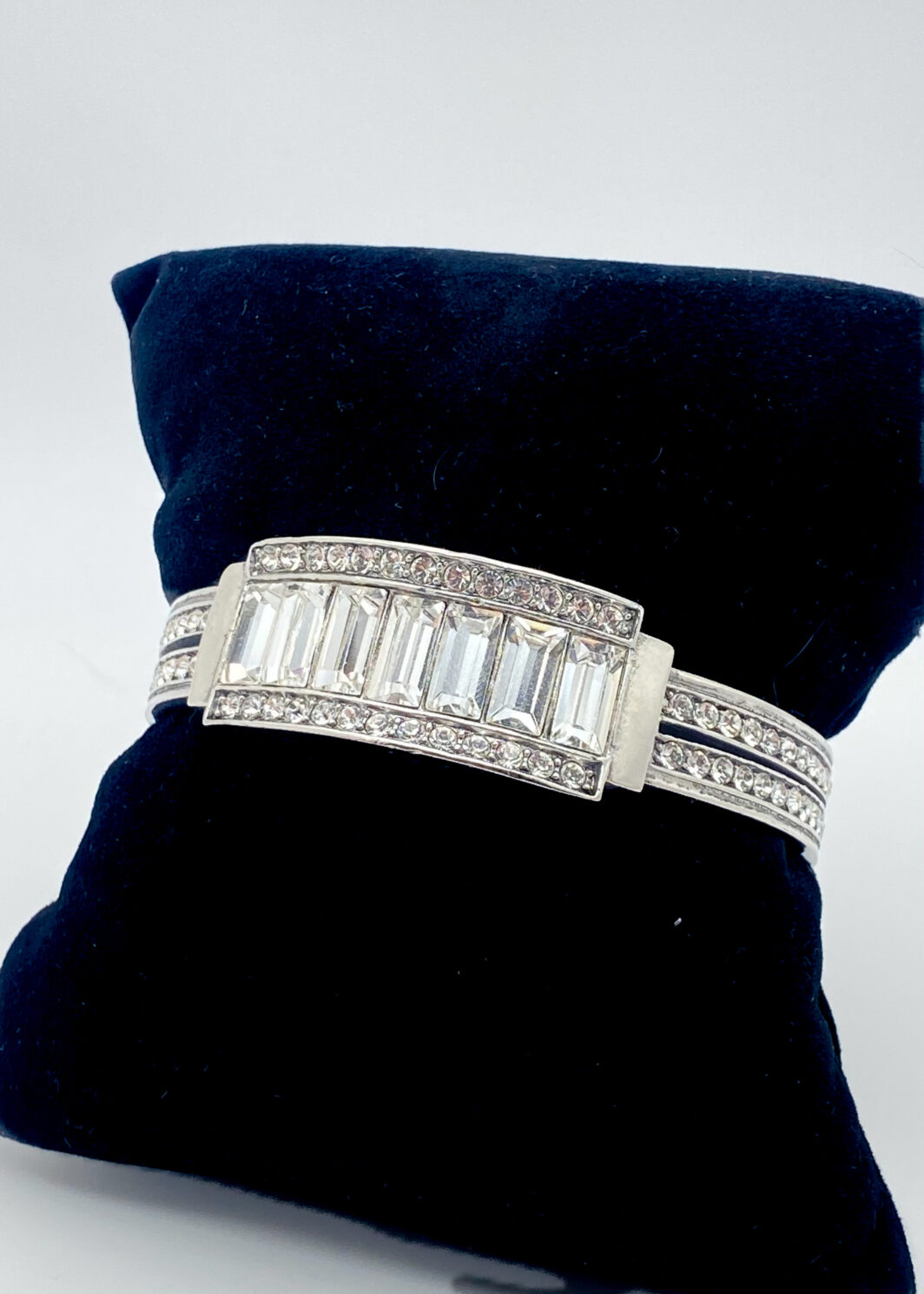 “GIVENCHY”. GEOMETRIE DI LUCE, ELEGANZA SENZA TEMPO. STRAORDINARIO BRACCIALE VINTAGE DI MAGNIFICA FATTURA, IN METALLO ARGENTATO E CRISTALLI DIAMOND-LIKE. ALTA BIGIOTTERIA FRANCESE, ANNI ‘70.