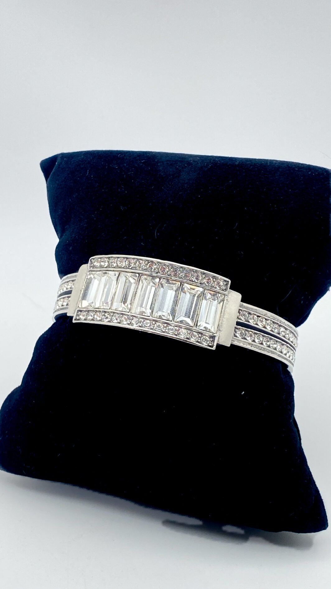 “GIVENCHY”. GEOMETRIE DI LUCE, ELEGANZA SENZA TEMPO. STRAORDINARIO BRACCIALE VINTAGE DI MAGNIFICA FATTURA, IN METALLO ARGENTATO E CRISTALLI DIAMOND-LIKE. ALTA BIGIOTTERIA FRANCESE, ANNI ‘70.