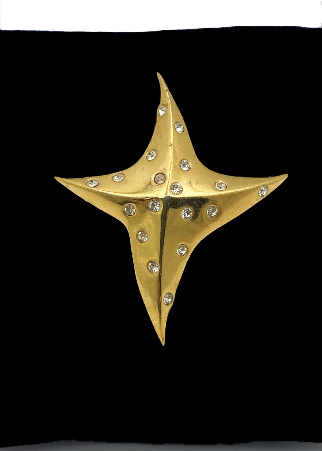 LUSSO DECISO GIVENCHY 1990 – STELLA MARINA IN METALLO DORATO E CRISTALLI SPARKLING.