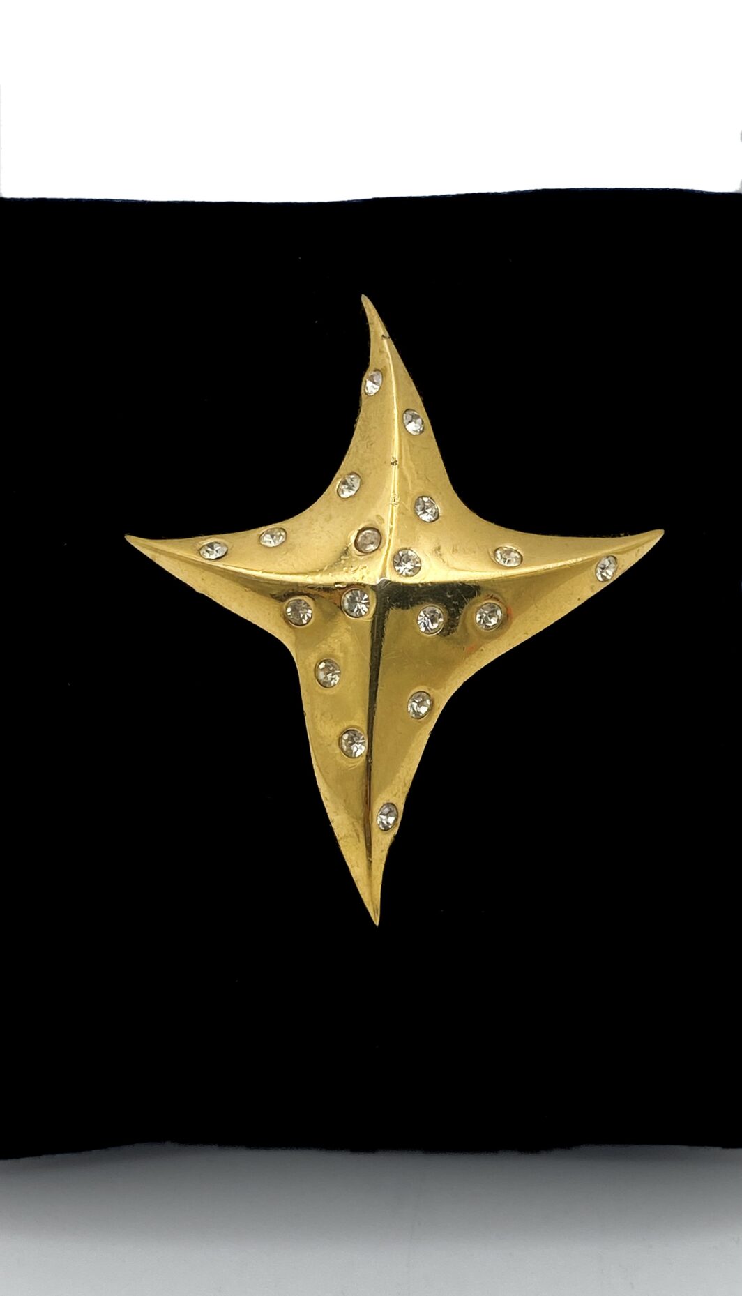 LUSSO DECISO GIVENCHY 1990 – STELLA MARINA IN METALLO DORATO E CRISTALLI SPARKLING.