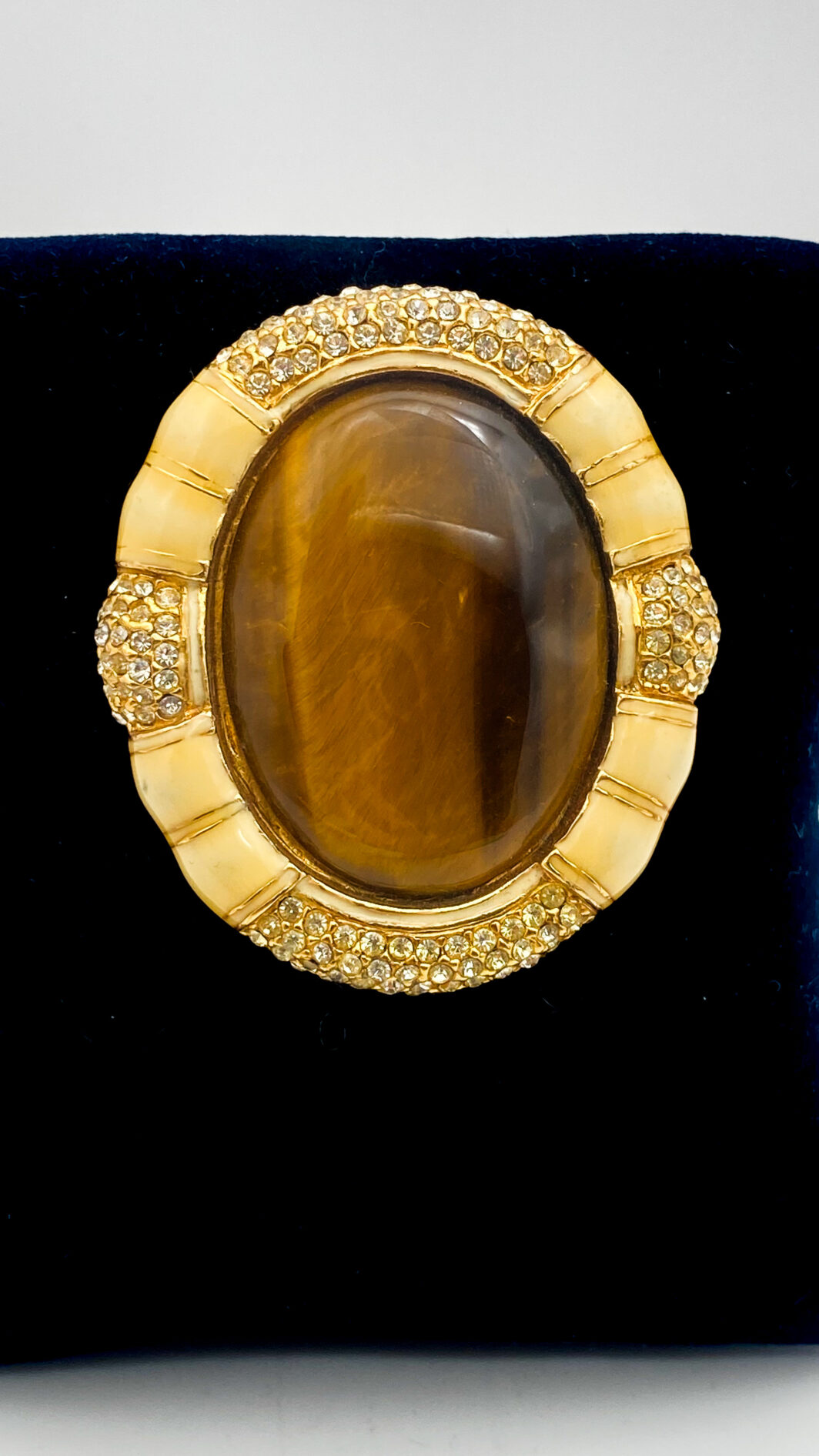 STRAORDINARIA SPILLA VINTAGE IN METALLO GOLDTONE, SMALTI, CRISTALLI DIAMONDLIKE E VERO CABOCHON DI PIETRA OCCHIO DI TIGRE. CREAZIONE DELLA CELEBRE MAISON DI BIGIOTTERIA AMERICANA “CINER”, EPOCA ANNI ‘30/‘40 - immagine 5