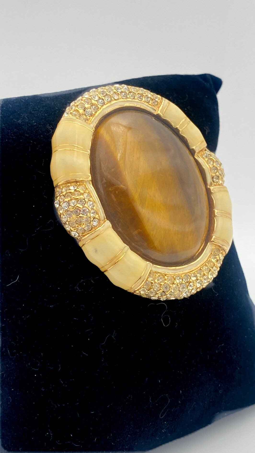 STRAORDINARIA SPILLA VINTAGE IN METALLO GOLDTONE, SMALTI, CRISTALLI DIAMONDLIKE E VERO CABOCHON DI PIETRA OCCHIO DI TIGRE. CREAZIONE DELLA CELEBRE MAISON DI BIGIOTTERIA AMERICANA “CINER”, EPOCA ANNI ‘30/‘40 - immagine 6