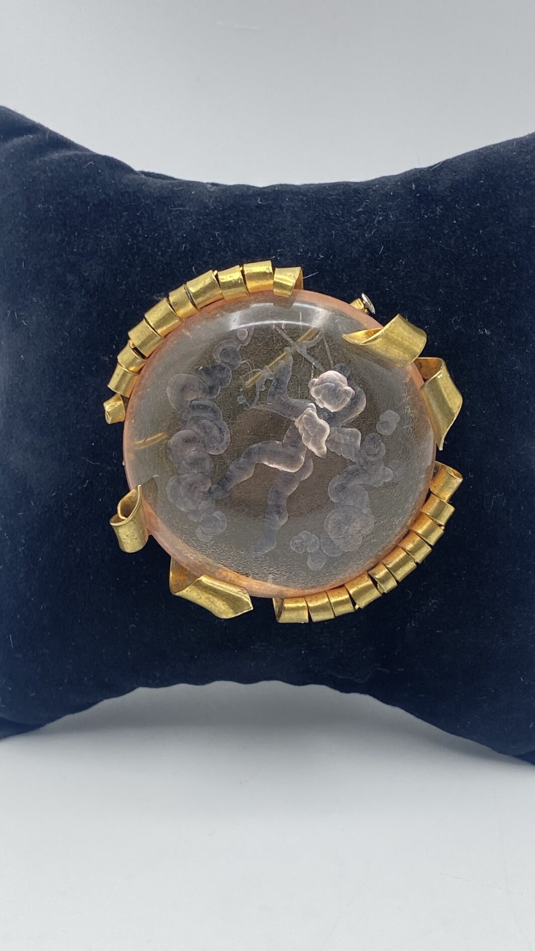 ROMANTICA SPILLA IN LUCITE SCOLPITA E PINCHBECK CON CUPIDO – RARITÀ D’INIZIO NOVECENTO DA COLLEZIONE MUSEALE - immagine 2