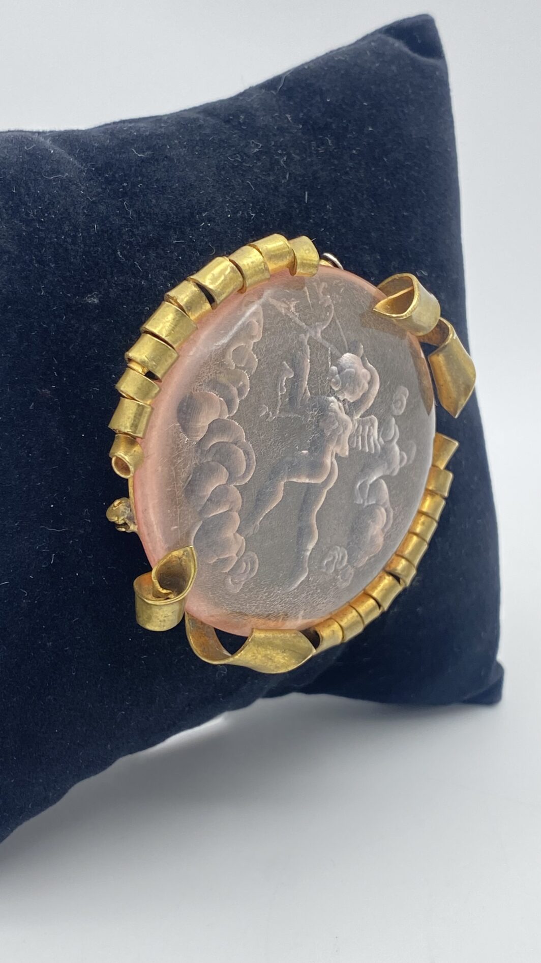 ROMANTICA SPILLA IN LUCITE SCOLPITA E PINCHBECK CON CUPIDO – RARITÀ D’INIZIO NOVECENTO DA COLLEZIONE MUSEALE - immagine 7