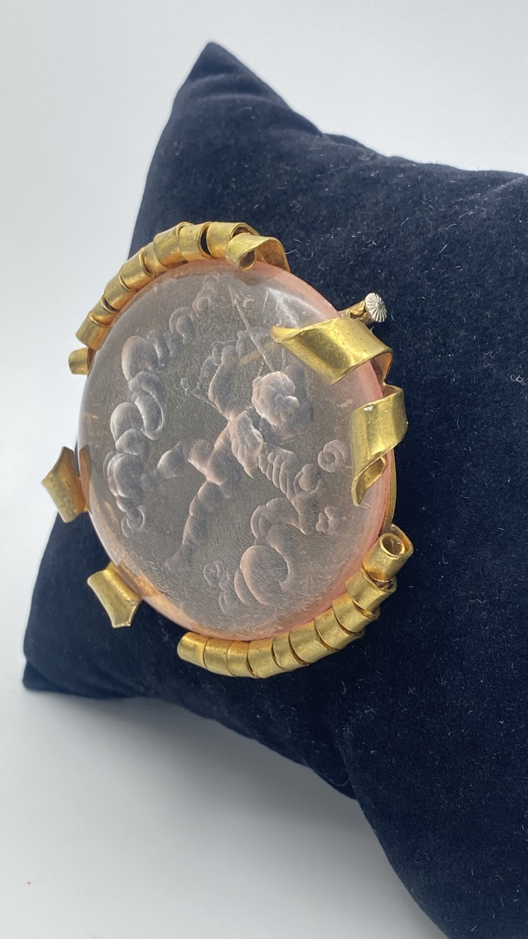 ROMANTICA SPILLA IN LUCITE SCOLPITA E PINCHBECK CON CUPIDO – RARITÀ D’INIZIO NOVECENTO DA COLLEZIONE MUSEALE - immagine 6