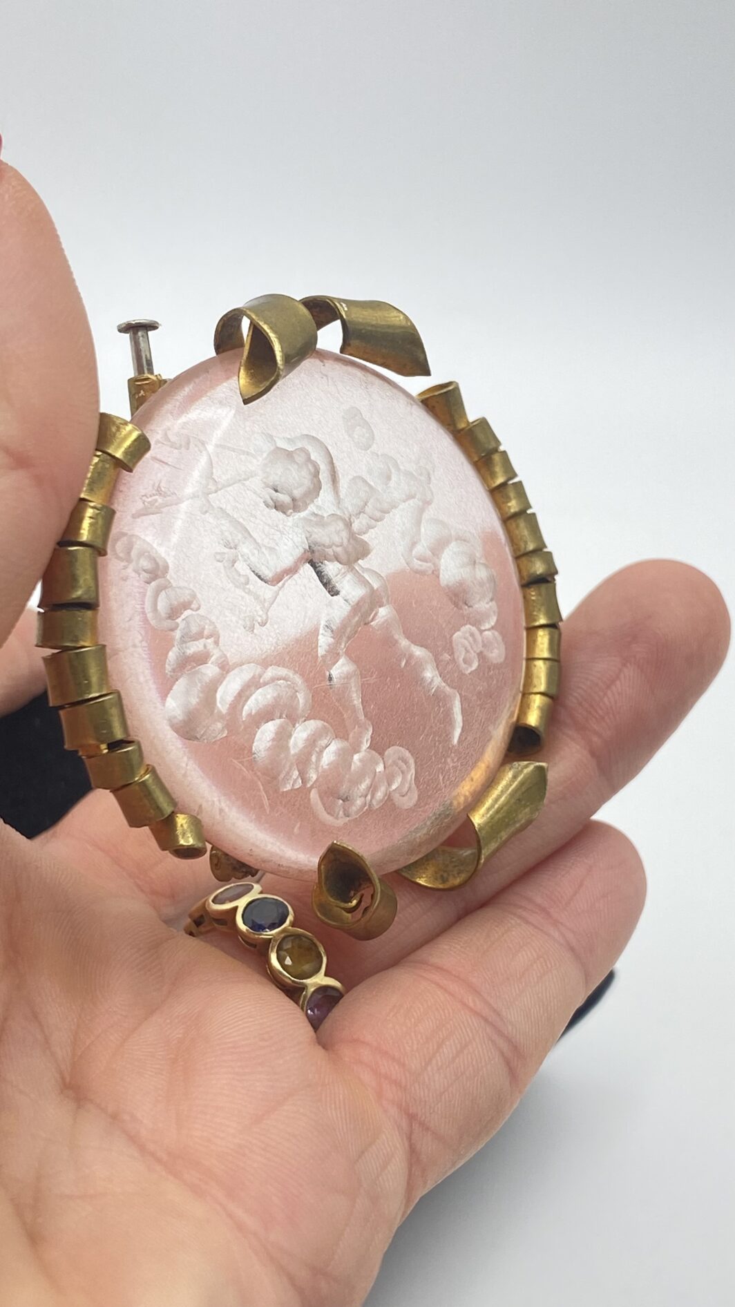 ROMANTICA SPILLA IN LUCITE SCOLPITA E PINCHBECK CON CUPIDO – RARITÀ D’INIZIO NOVECENTO DA COLLEZIONE MUSEALE - immagine 5