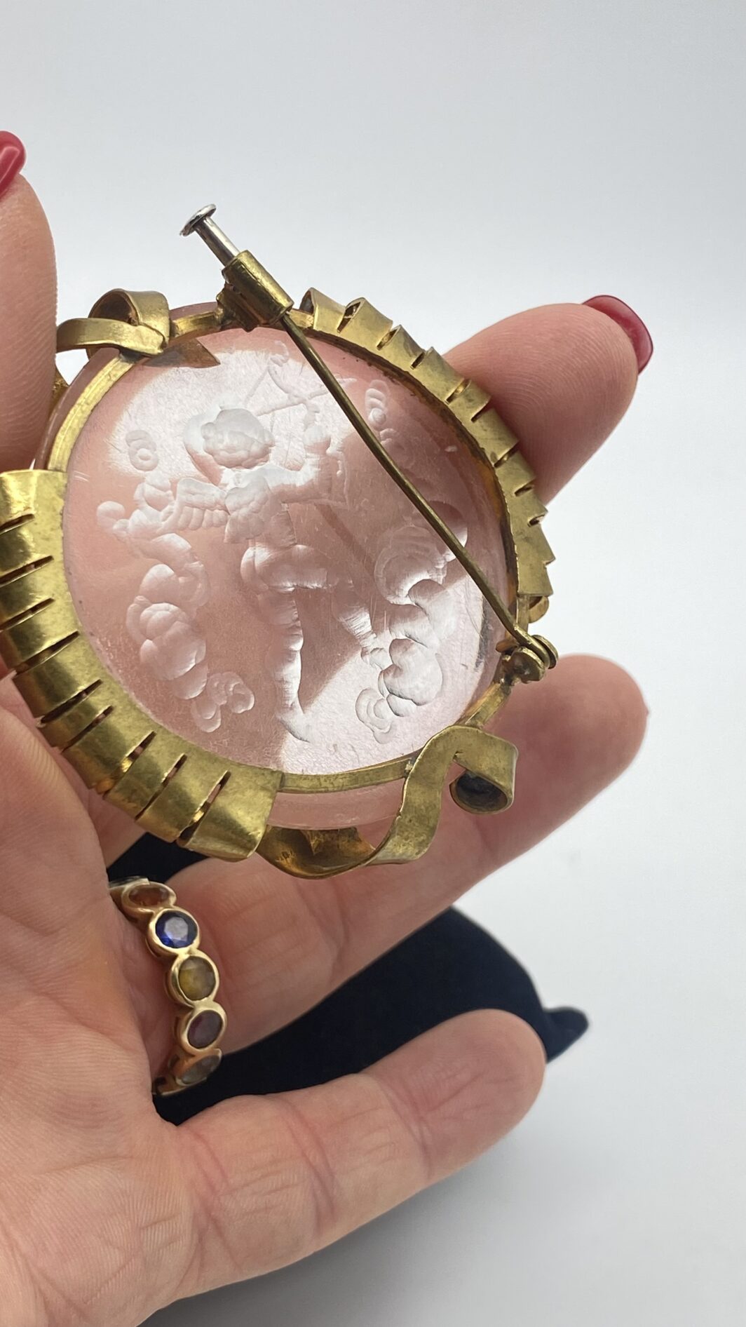 ROMANTICA SPILLA IN LUCITE SCOLPITA E PINCHBECK CON CUPIDO – RARITÀ D’INIZIO NOVECENTO DA COLLEZIONE MUSEALE - immagine 4