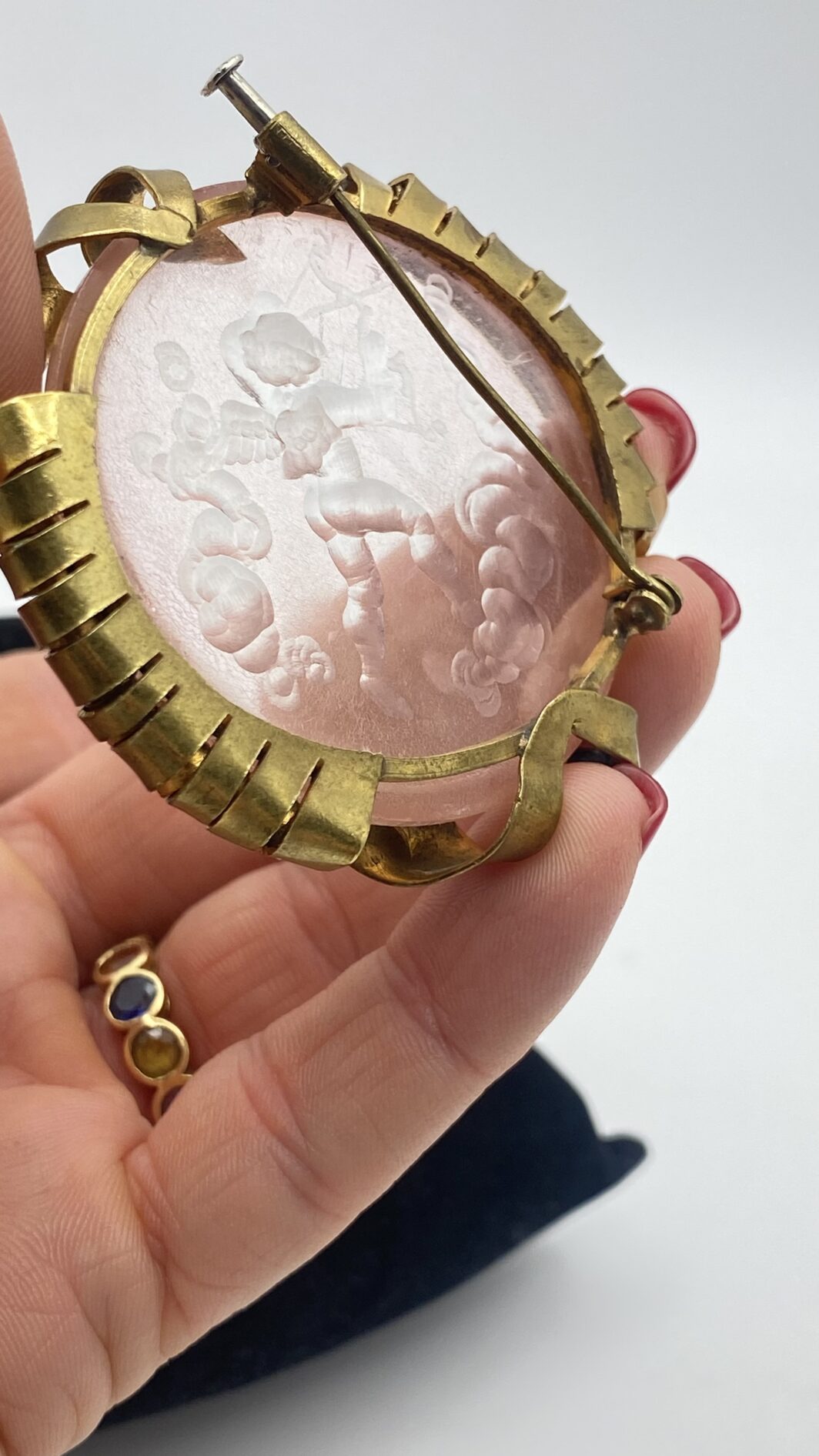 ROMANTICA SPILLA IN LUCITE SCOLPITA E PINCHBECK CON CUPIDO – RARITÀ D’INIZIO NOVECENTO DA COLLEZIONE MUSEALE - immagine 3