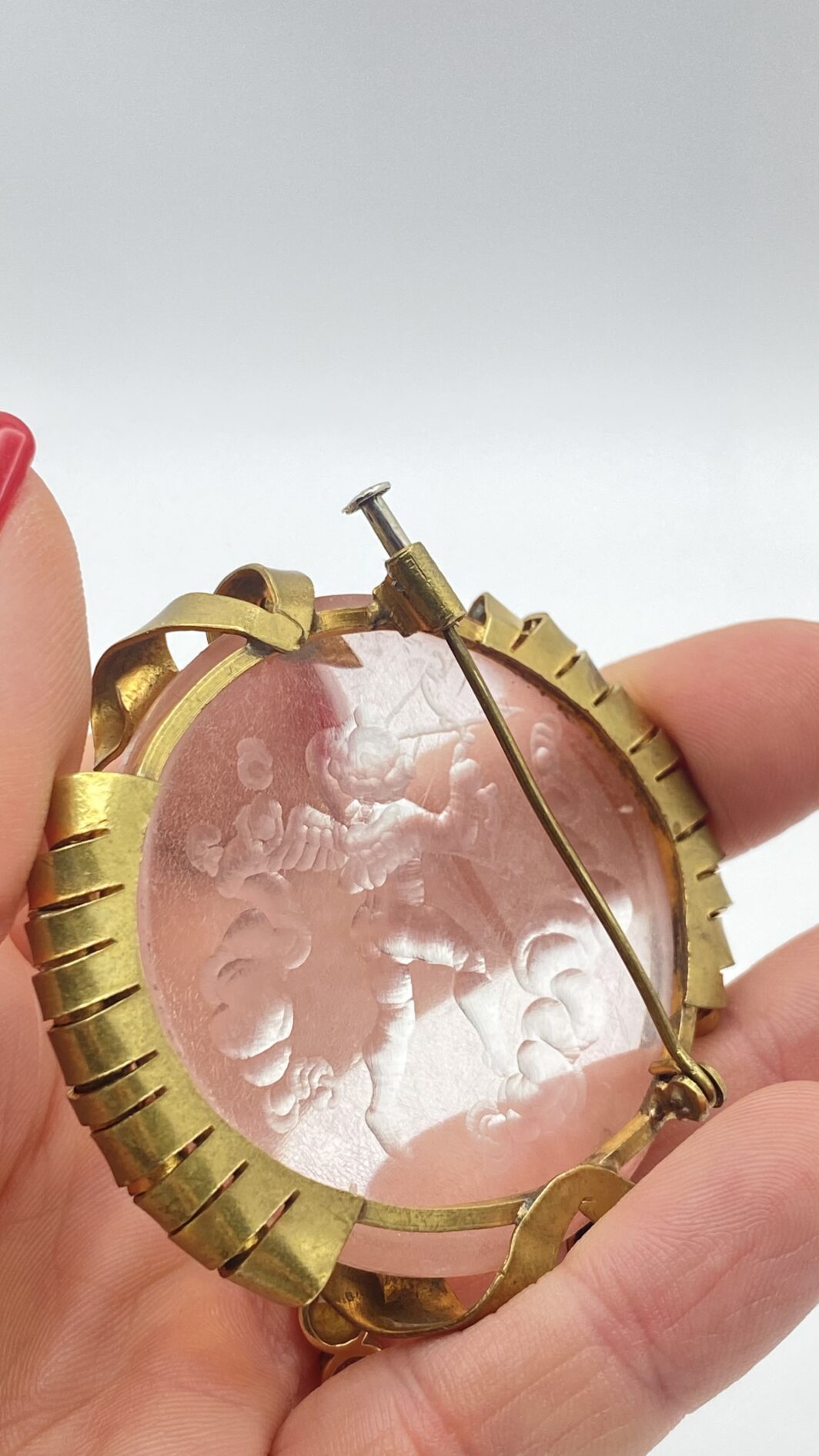 ROMANTICA SPILLA IN LUCITE SCOLPITA E PINCHBECK CON CUPIDO – RARITÀ D’INIZIO NOVECENTO DA COLLEZIONE MUSEALE - immagine 8