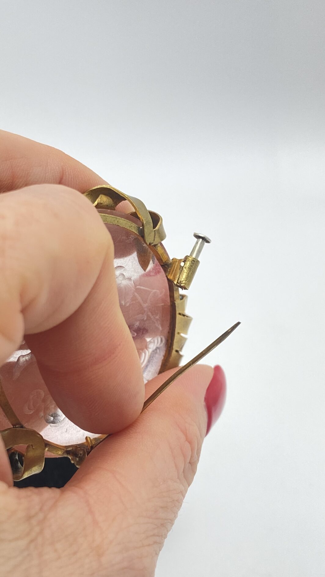 ROMANTICA SPILLA IN LUCITE SCOLPITA E PINCHBECK CON CUPIDO – RARITÀ D’INIZIO NOVECENTO DA COLLEZIONE MUSEALE - immagine 9