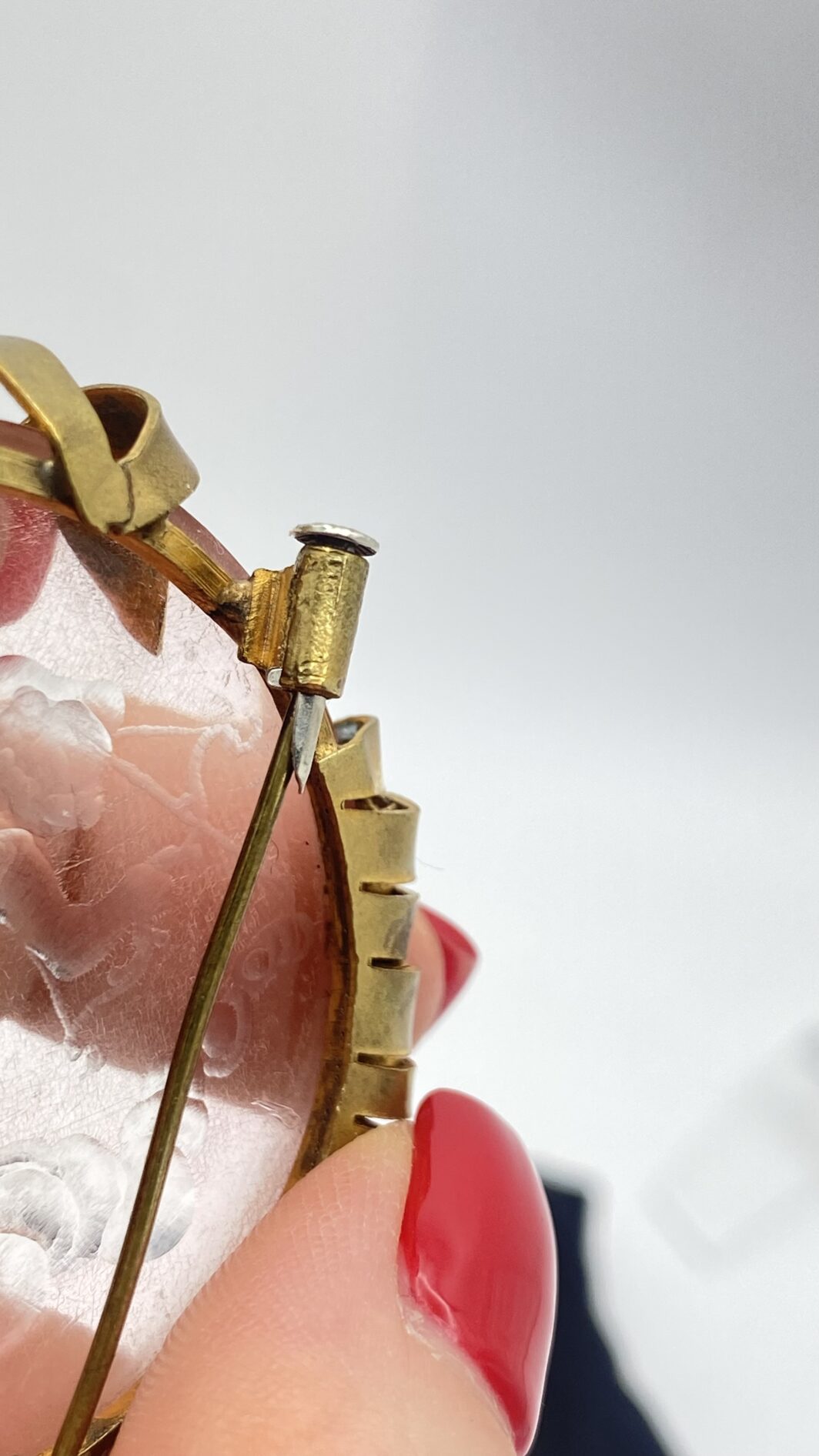 ROMANTICA SPILLA IN LUCITE SCOLPITA E PINCHBECK CON CUPIDO – RARITÀ D’INIZIO NOVECENTO DA COLLEZIONE MUSEALE - immagine 11